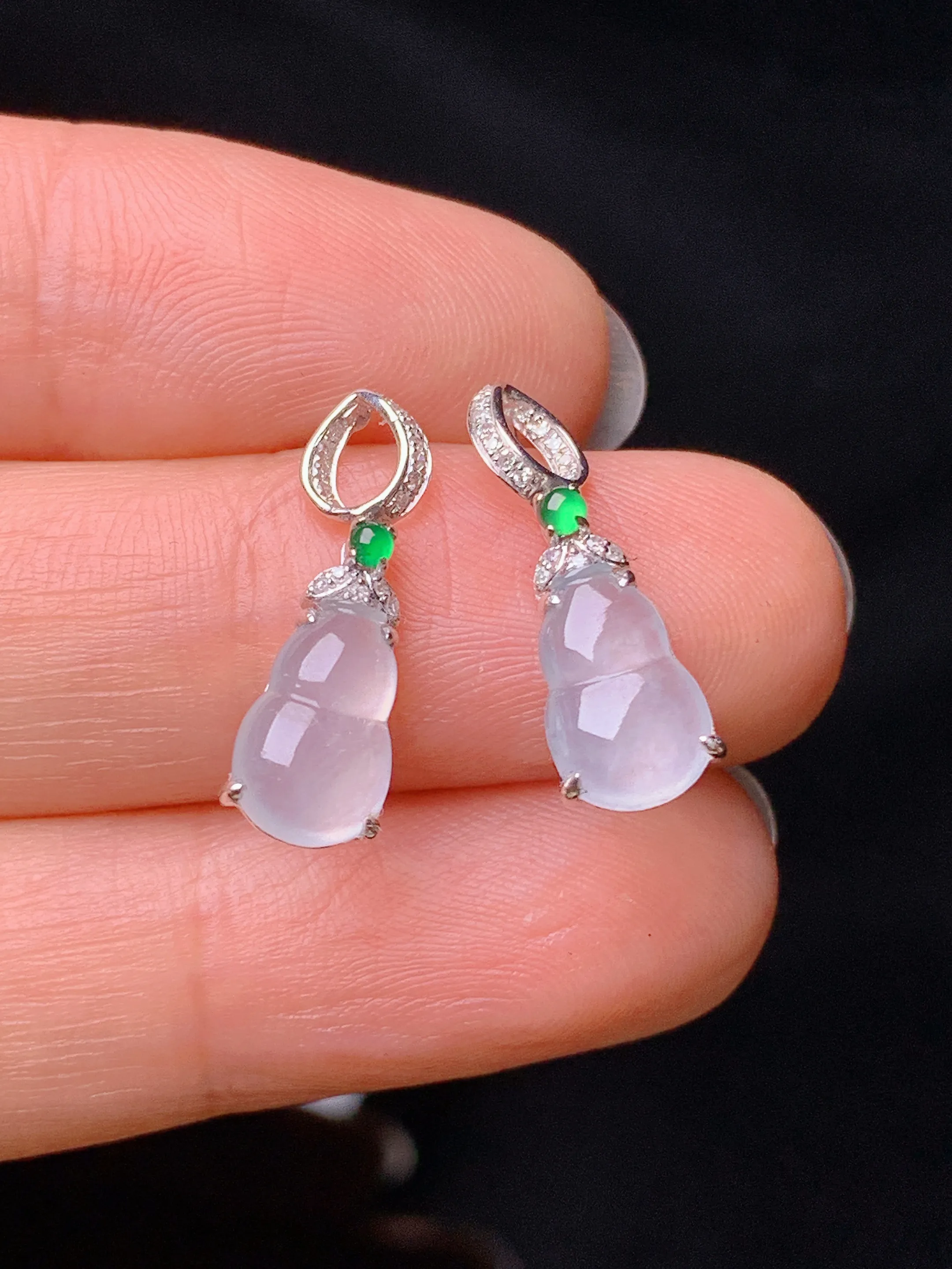 18k金钻镶嵌冰种四季豆吊坠 玉质细腻 色泽艳丽清新 整体尺寸19*6.2*4.2