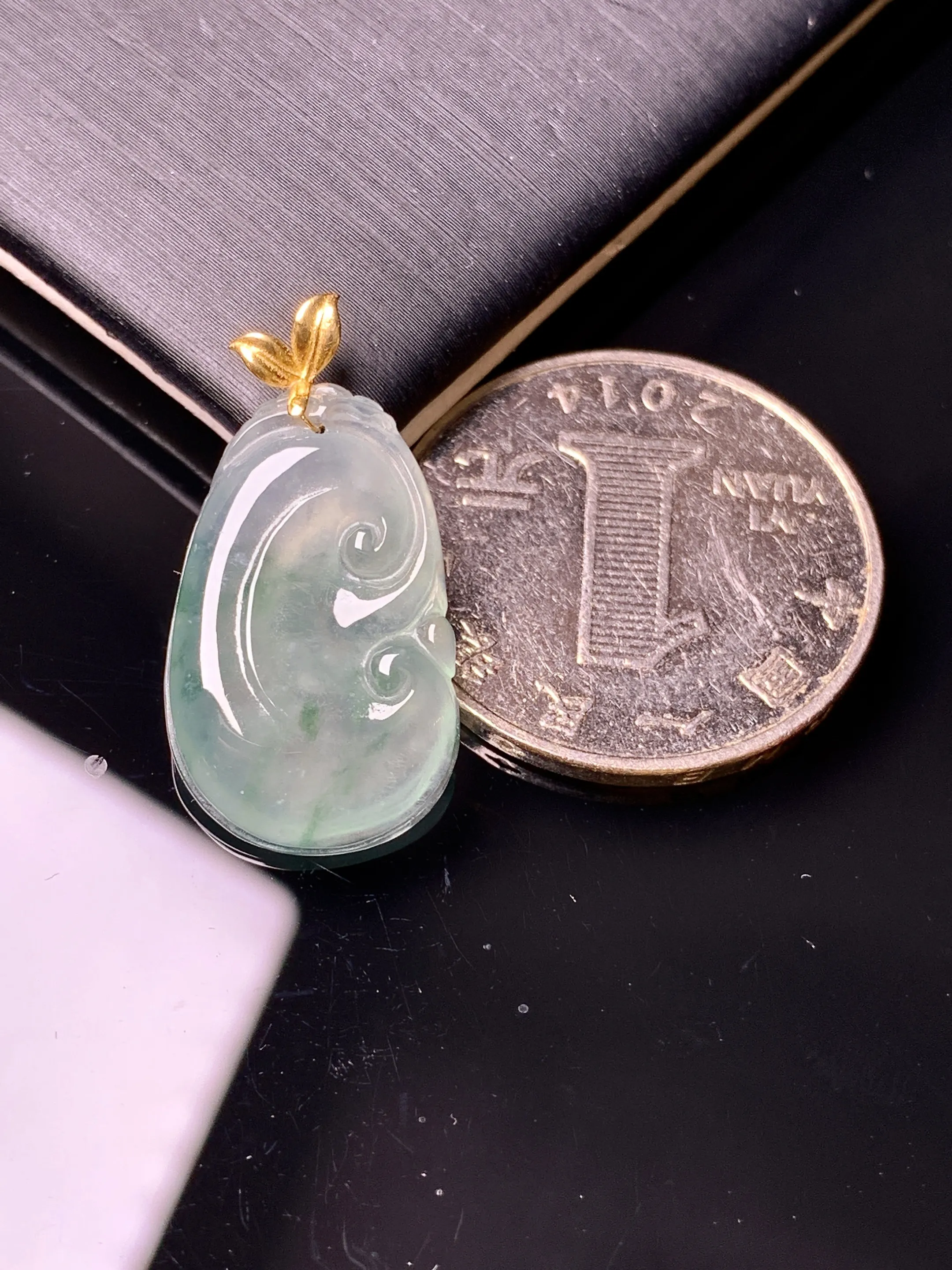 18k金镶嵌吊坠 玉质细腻 色泽艳丽清新 整体尺寸26.7*14.2*3.8