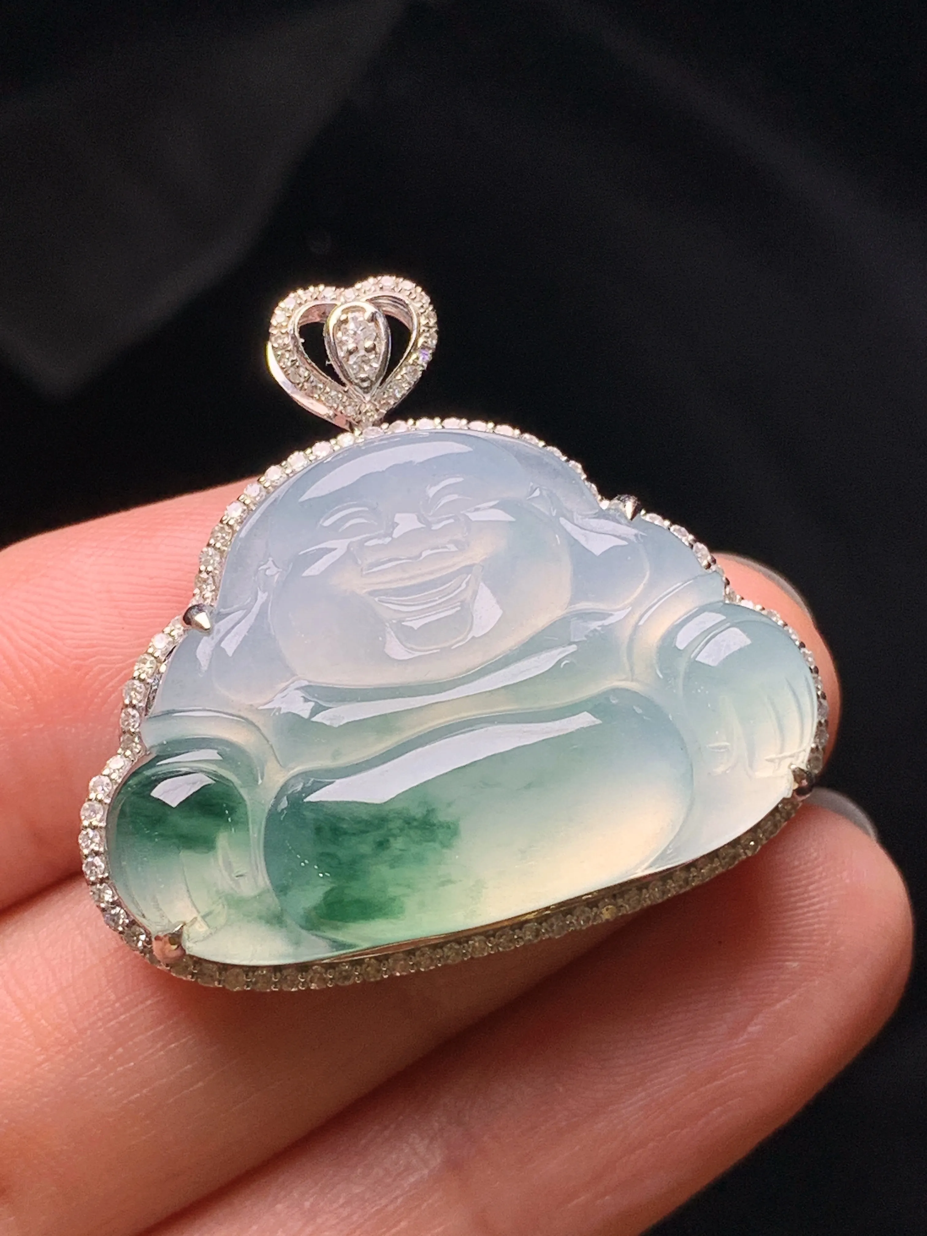 18k金钻镶嵌冰种飘绿佛公吊坠 玉质细腻 色泽艳丽清新 整体尺寸29.2*32*8.8