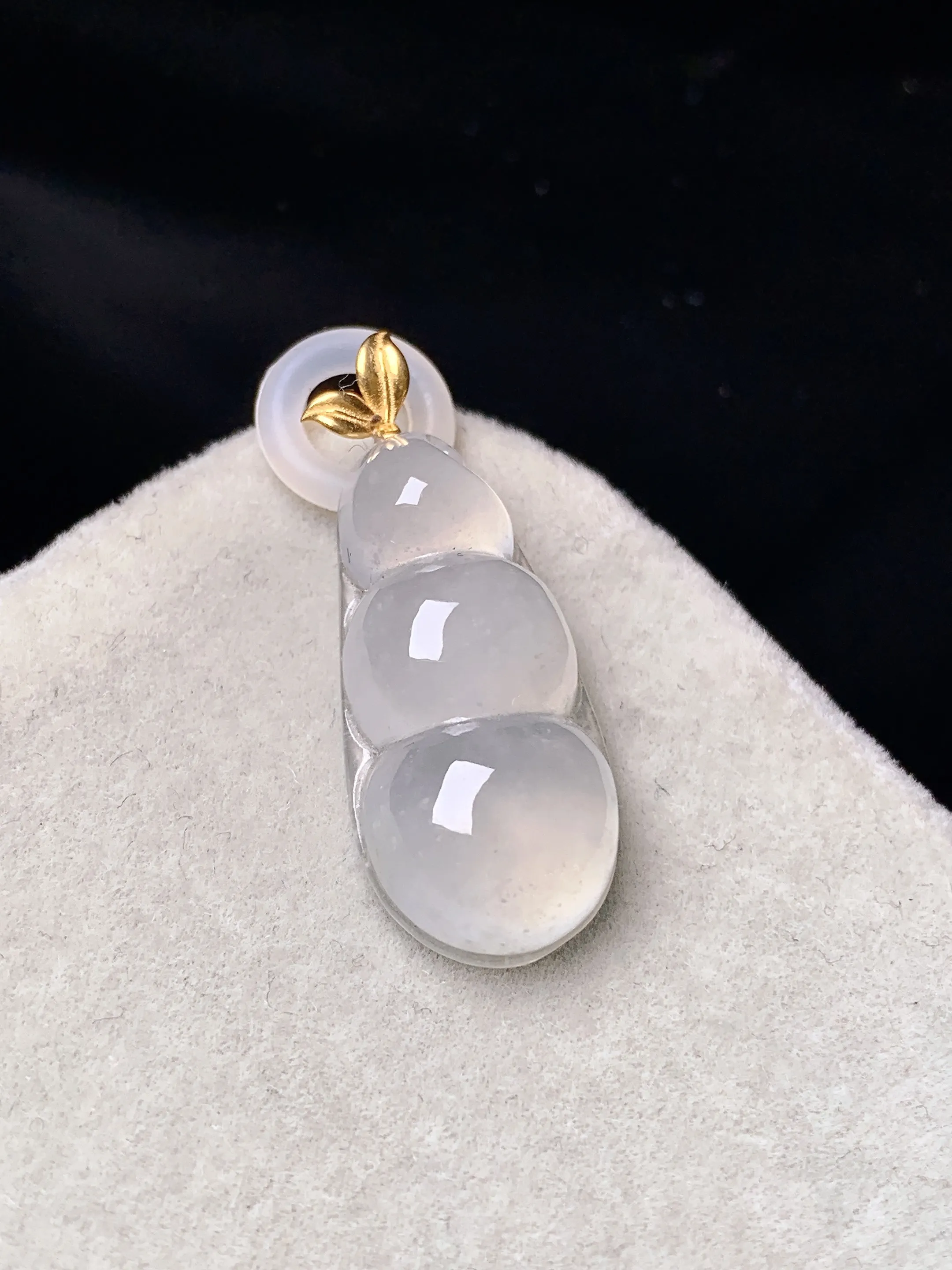 18k金镶嵌冰种四季豆吊坠 玉质细腻 色泽艳丽清新 整体尺寸28.8*11.3*6