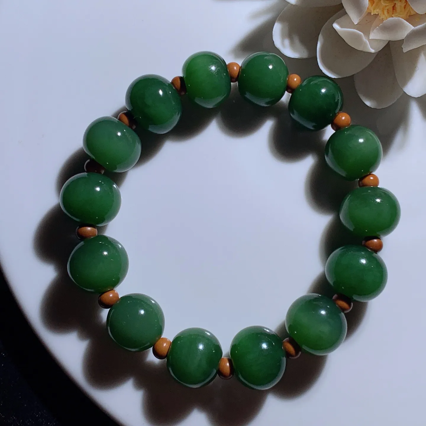 和田玉鲜阳绿俄罗斯碧玉苹果珠手串 单颗尺寸12/14重62克。玉质细腻油润。手推出油。佩戴高端典雅。lt260206