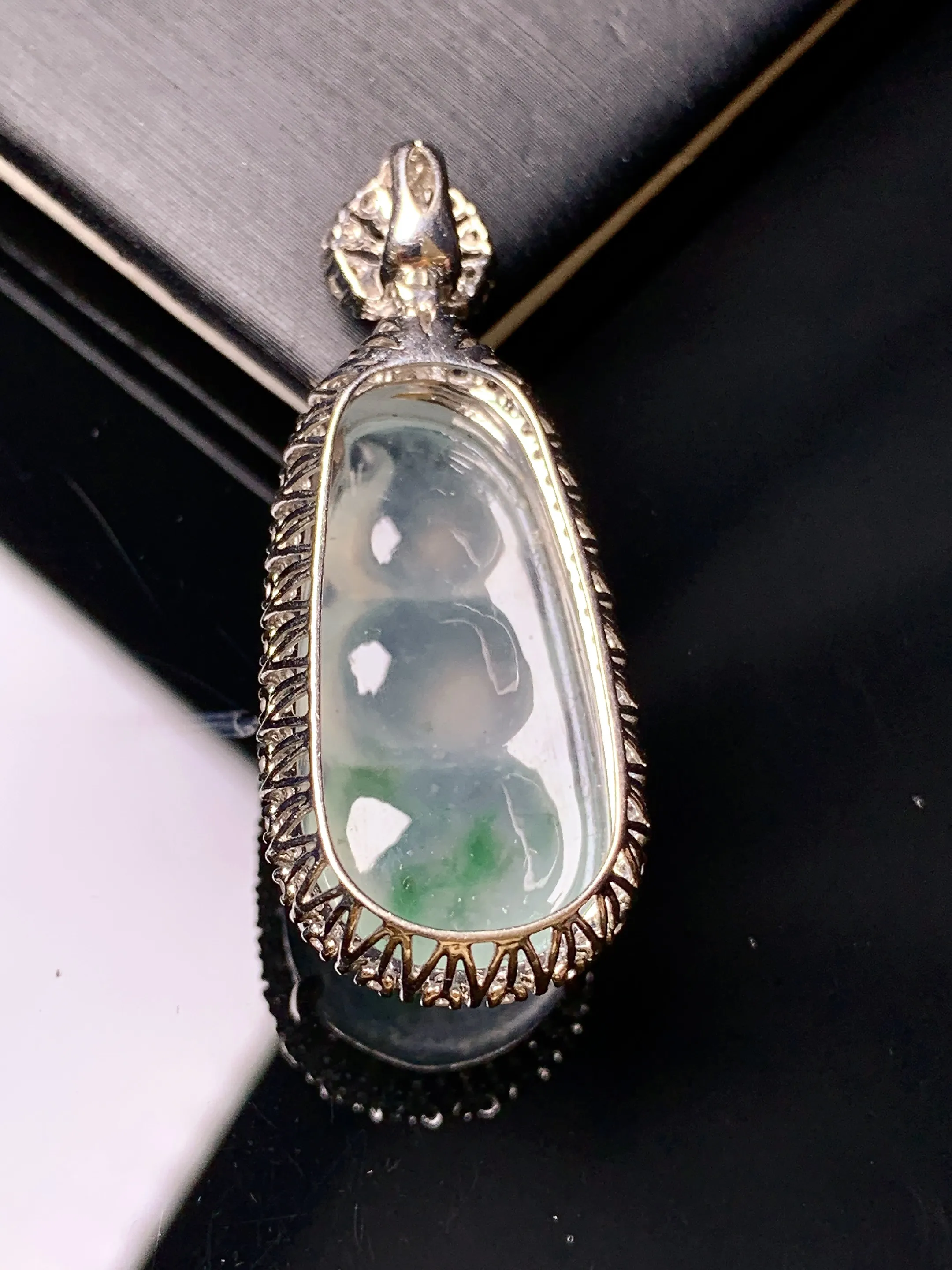 18k金钻镶嵌冰种四季豆吊坠 玉质细腻 色泽艳丽清新 整体尺寸37.6*15.5*10.8