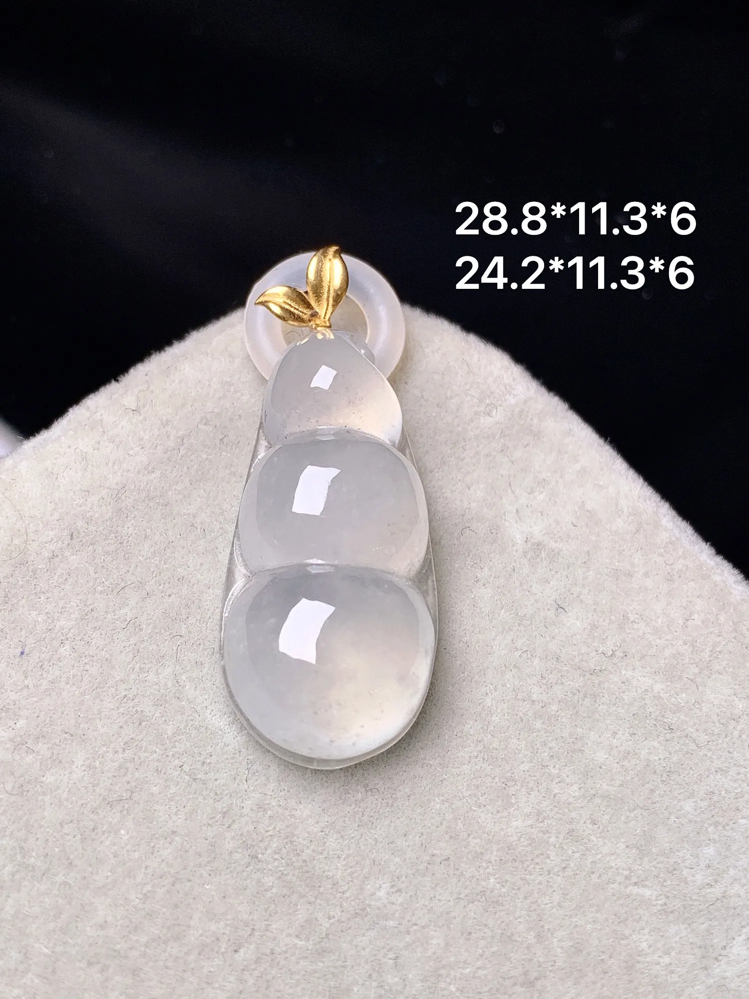 18k金镶嵌冰种四季豆吊坠 玉质细腻 色泽艳丽清新 整体尺寸28.8*11.3*6