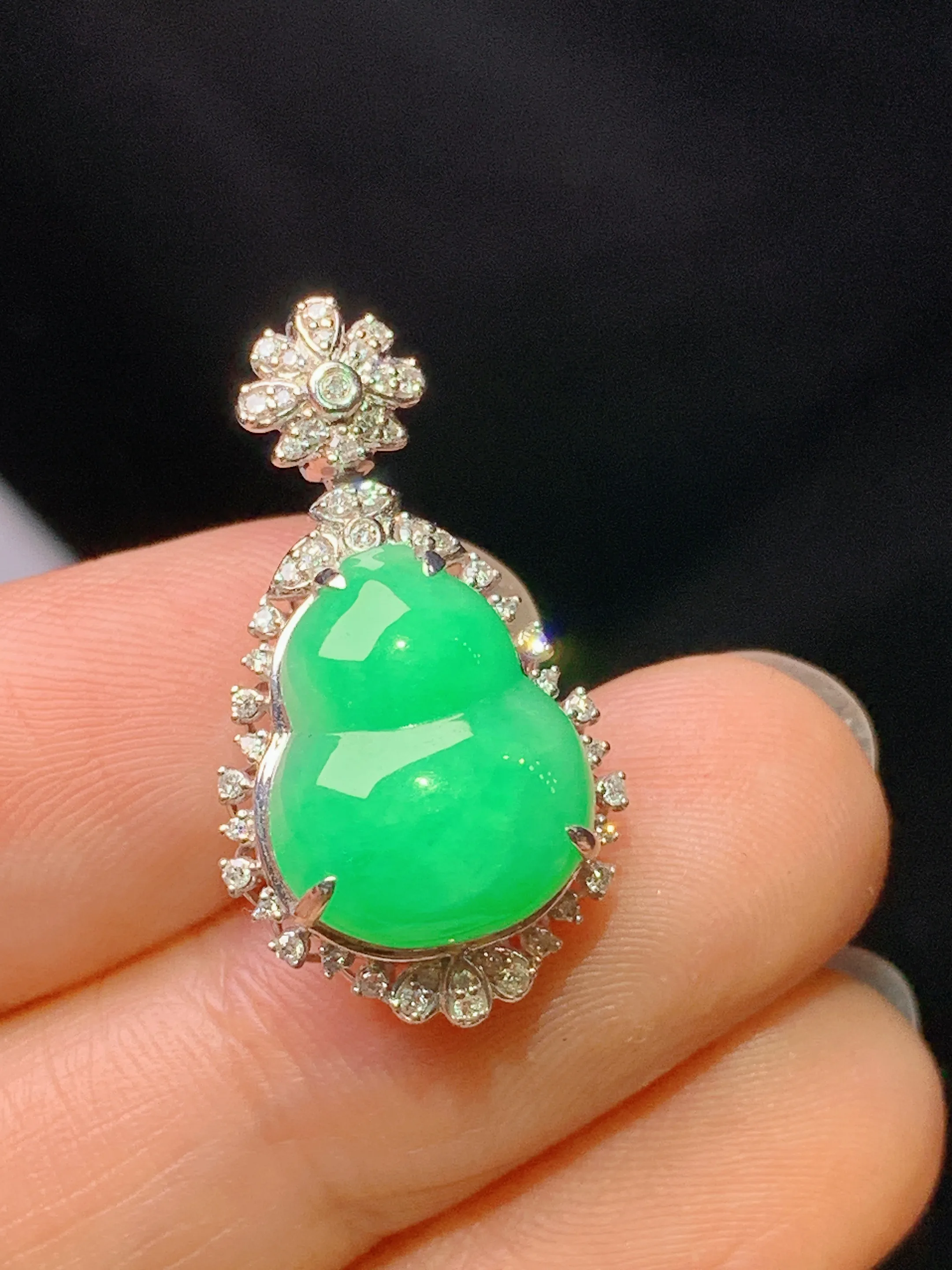 18k金钻镶嵌翠绿葫芦吊坠 玉质细腻 色泽艳丽清新 整体尺寸25.2*14*9.5