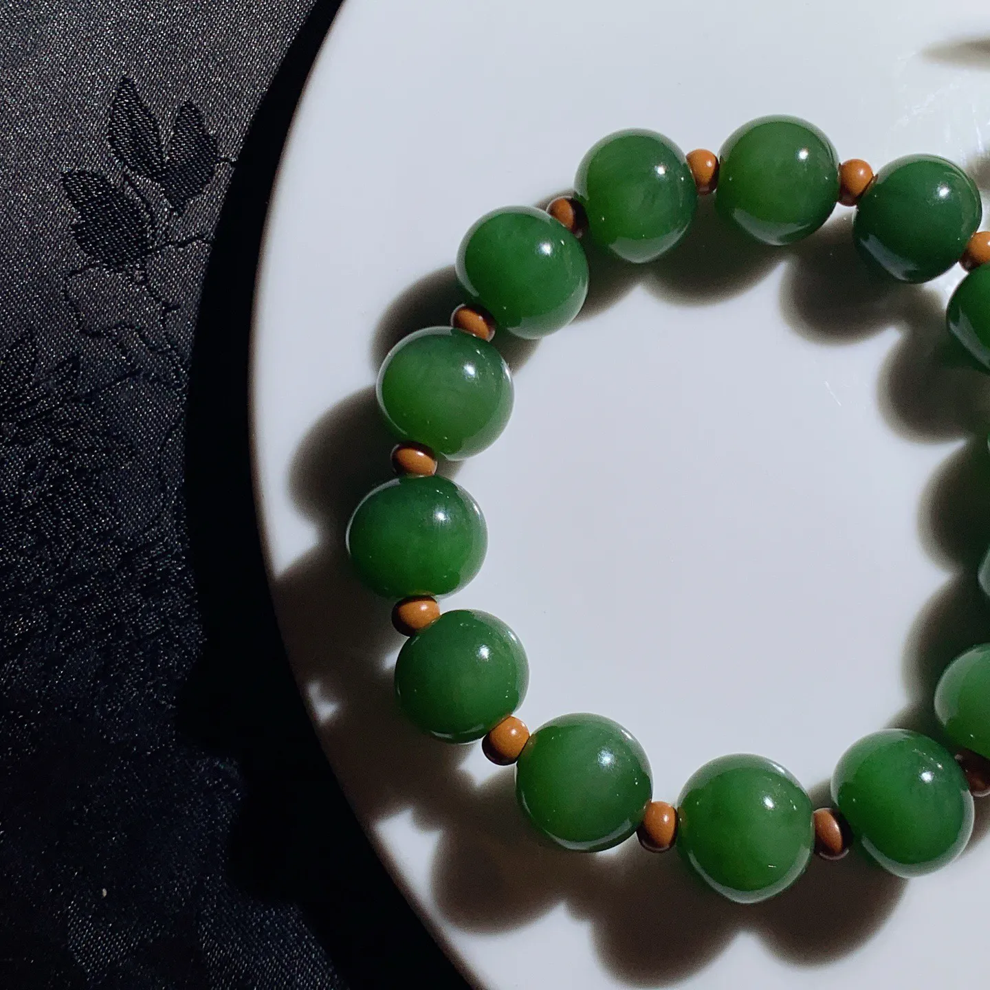 和田玉鲜阳绿俄罗斯碧玉苹果珠手串 单颗尺寸12/14重62克。玉质细腻油润。手推出油。佩戴高端典雅。