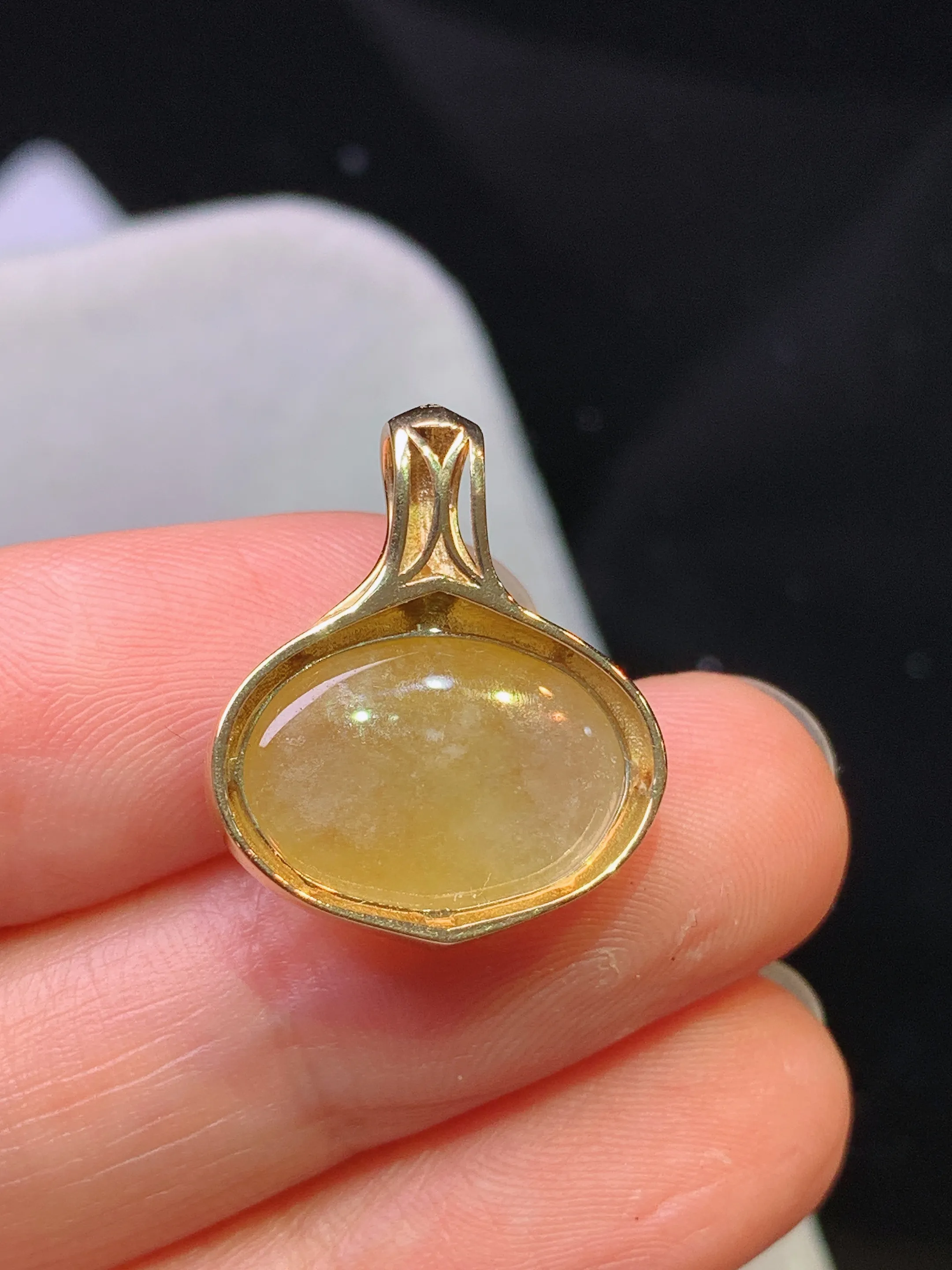 18k金黄翡心形蛋面镶嵌吊坠 玉质细腻 色泽艳丽清新 整体尺寸21*17.5*6