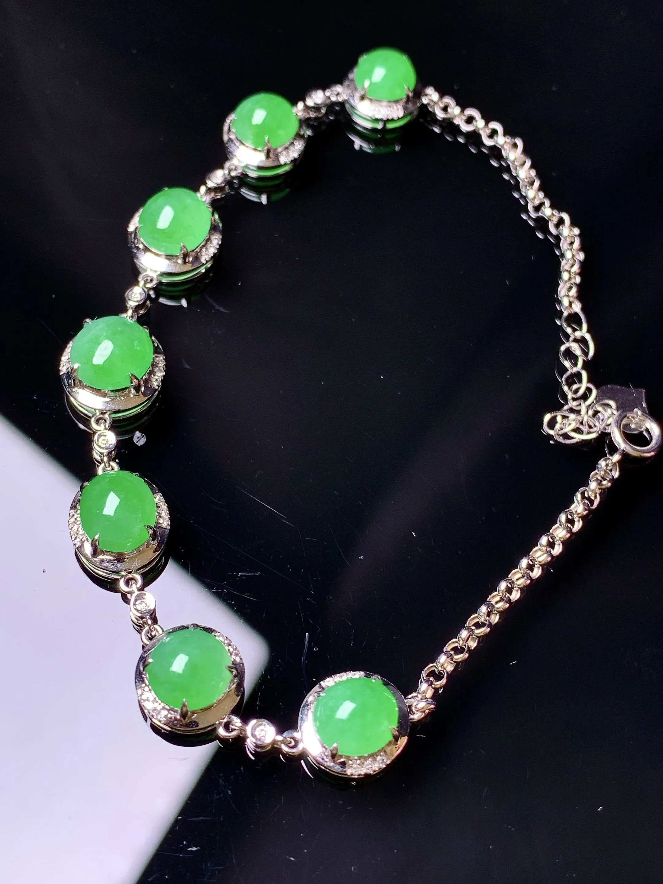 18k金钻镶嵌满绿蛋面手链 玉质细腻 色泽艳丽清新 整体尺寸93*7.8*6