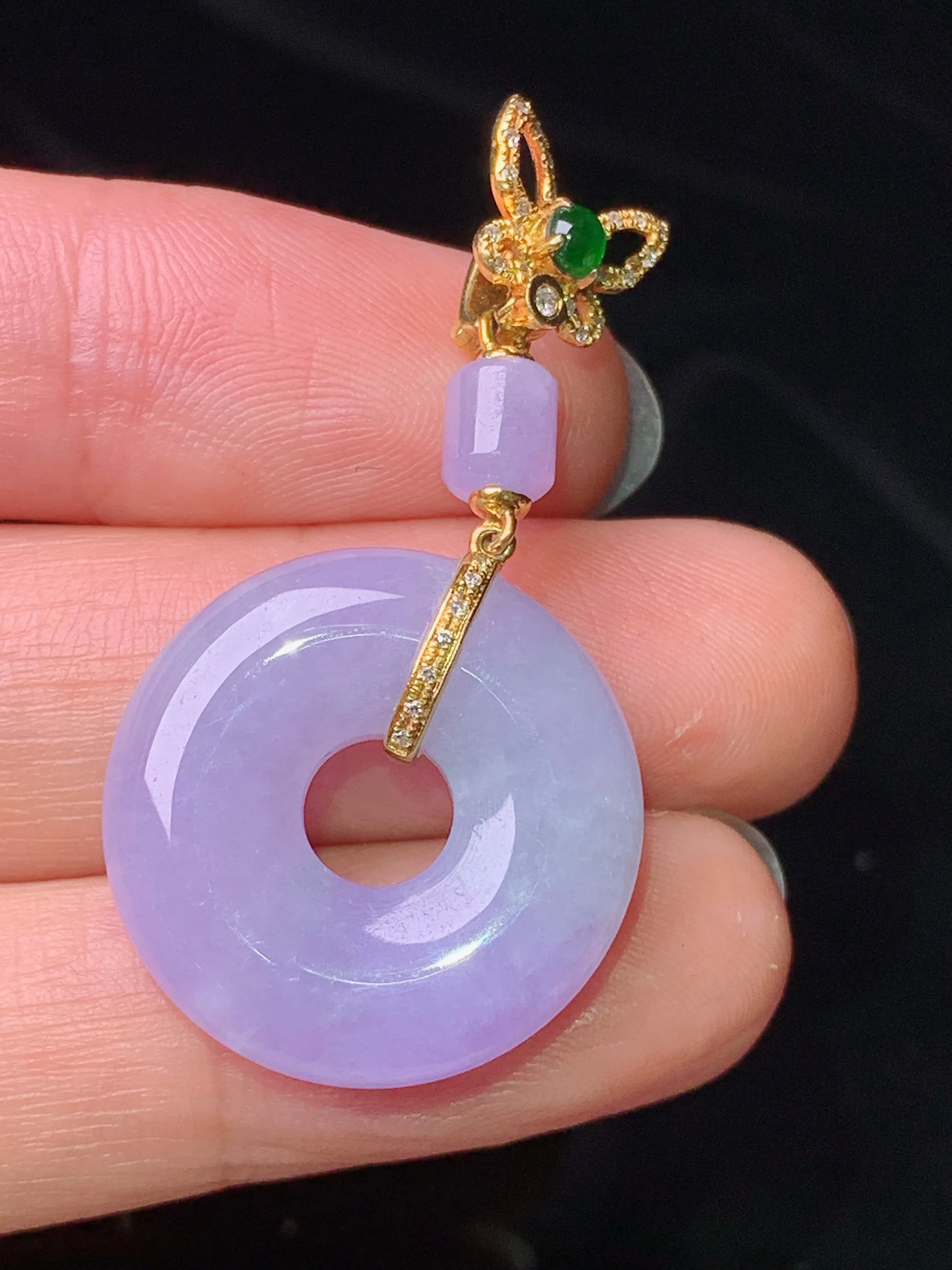 18k金钻镶嵌紫罗兰平安环吊坠 玉质细腻 色泽艳丽清新 整体尺寸40.2*21.3*5.6