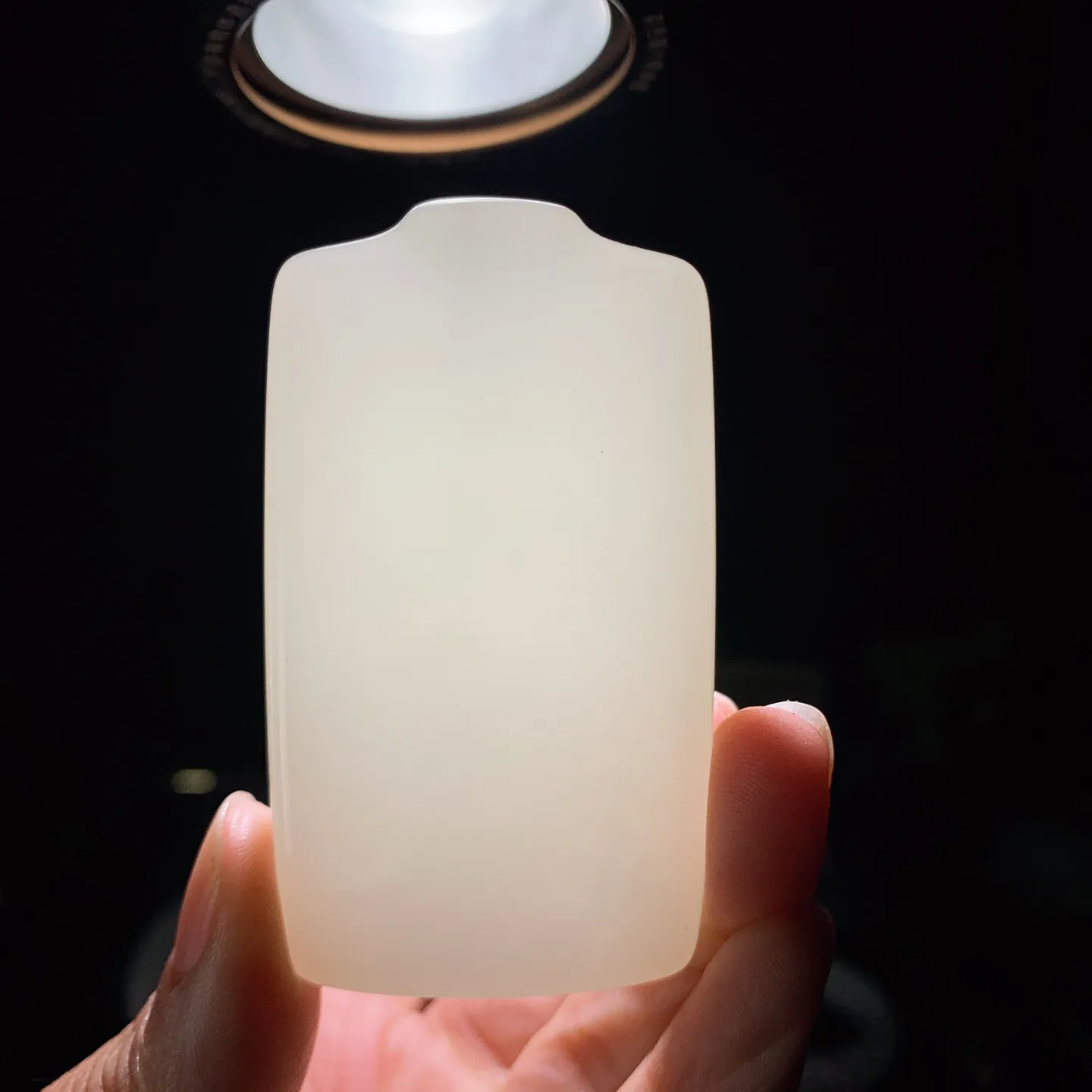 新疆和田玉白玉羊脂白平安无事牌挂件 尺寸69/39/11重76克。玉质细腻油润。手推出油。佩戴高端典雅。lt260207