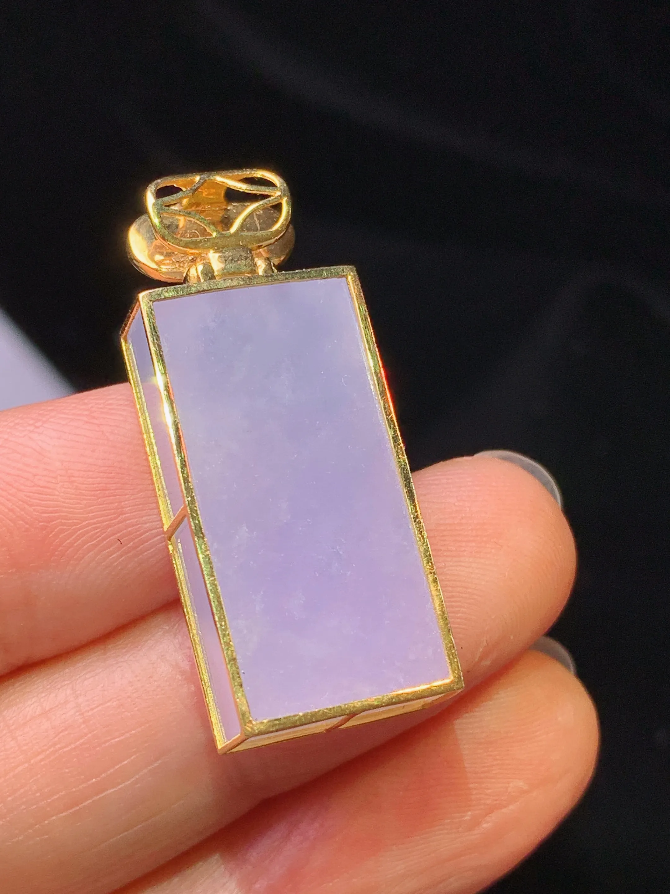 18k金镶嵌紫罗兰无事牌吊坠 玉质细腻 色泽艳丽清新 整体尺寸32.7*12.8*5.8