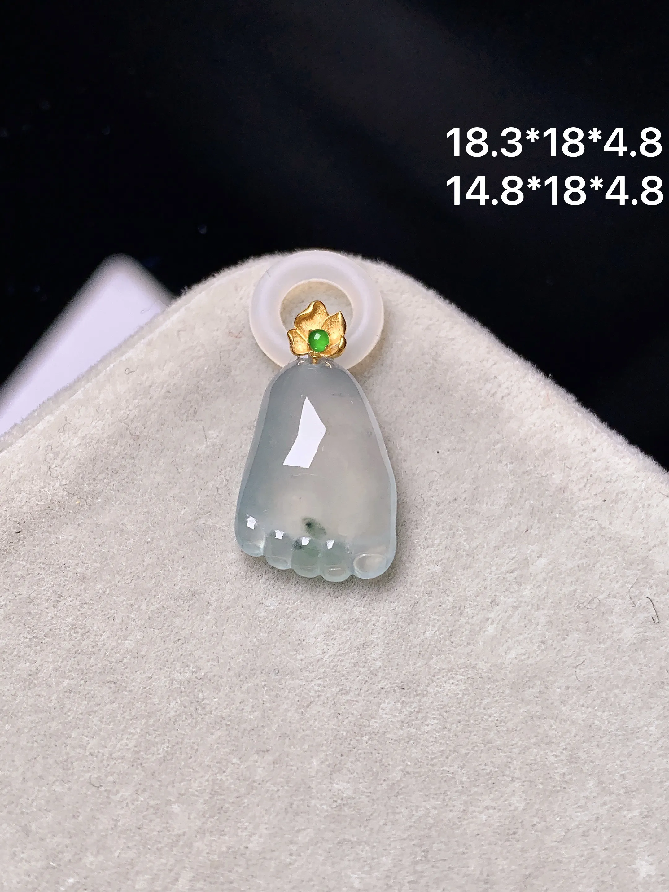 18k金镶嵌冰种小脚丫吊坠 玉质细腻 色泽艳丽清新 整体尺寸18.3*18*4.8