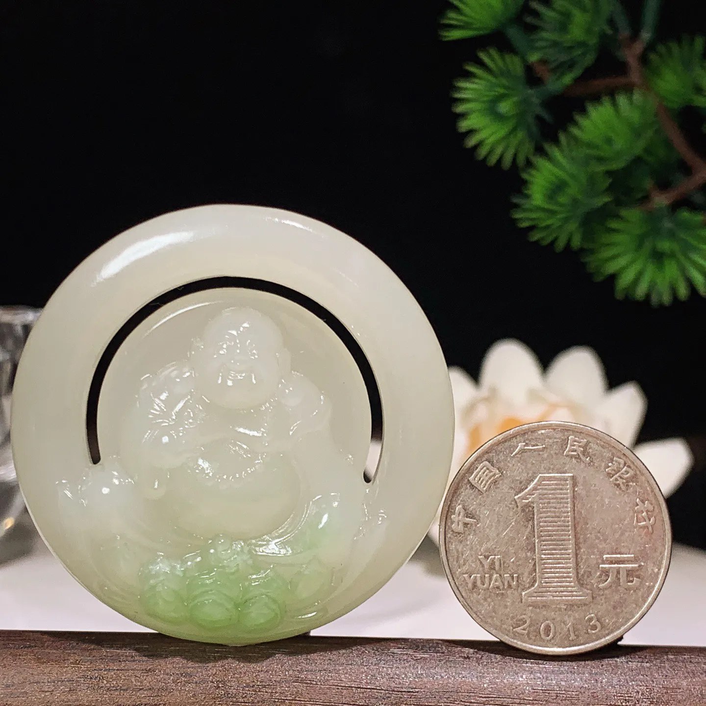 和田玉青海翠翠青佛引福来圆牌挂件 尺寸47/9重32克。玉质细腻油润。手推出油。佩戴高端典雅。lt260207