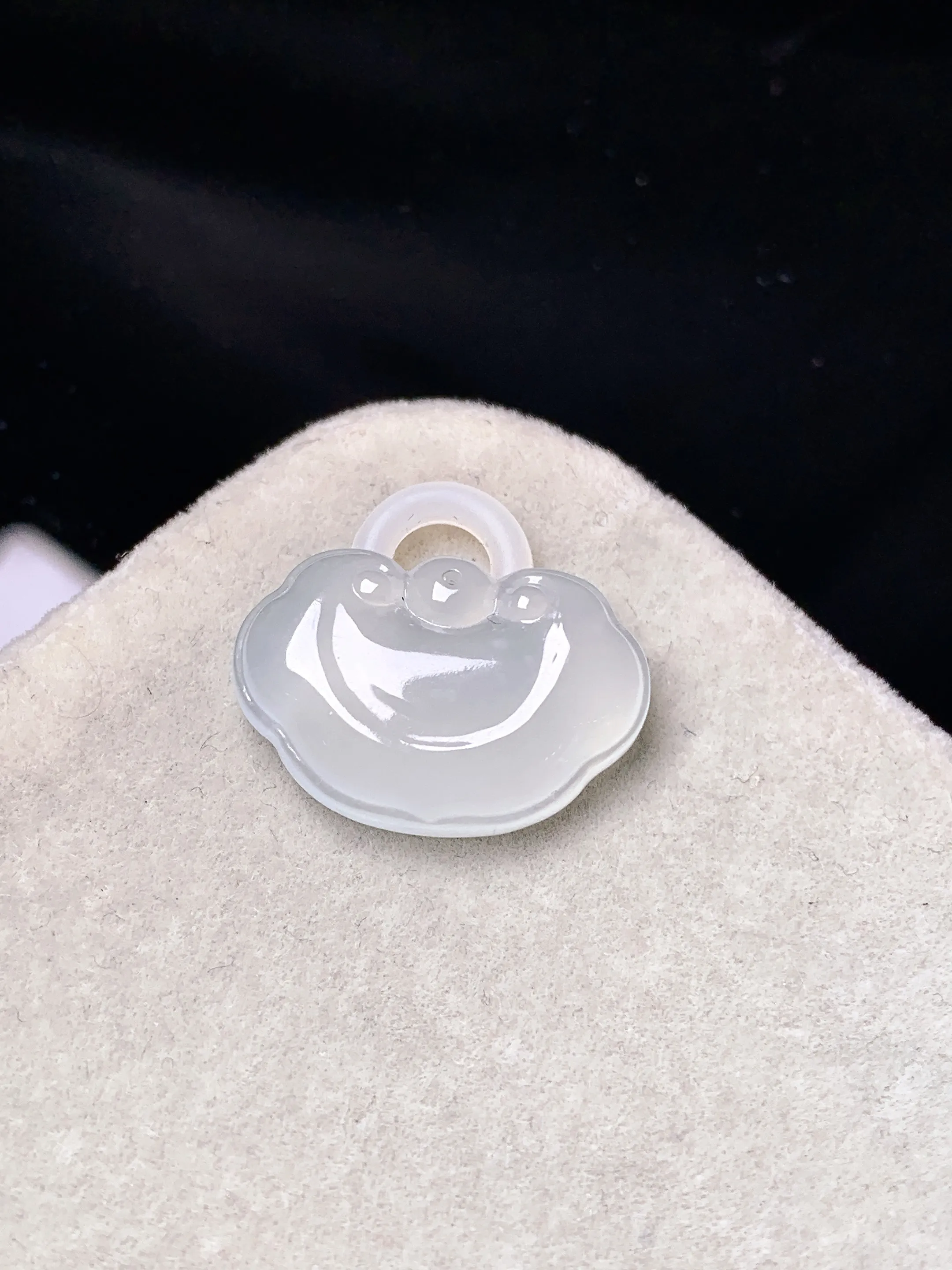 冰种如意吊坠 玉质细腻 色泽艳丽清新 整体尺寸13.5*20*4.5