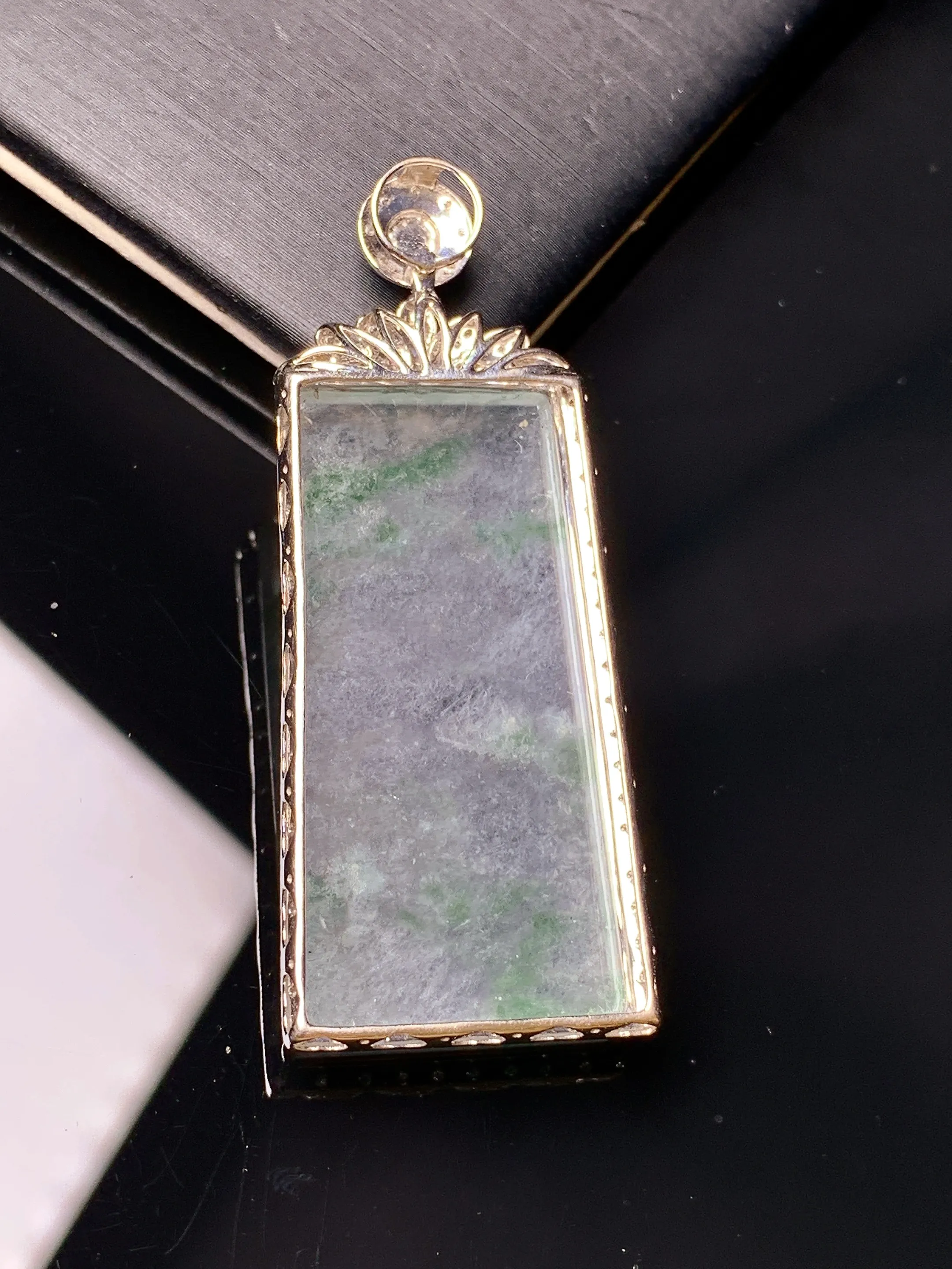 18k金钻镶嵌冰种飘绿无事牌吊坠 玉质细腻 色泽艳丽清新 整体尺寸48.3*19.3*5.5