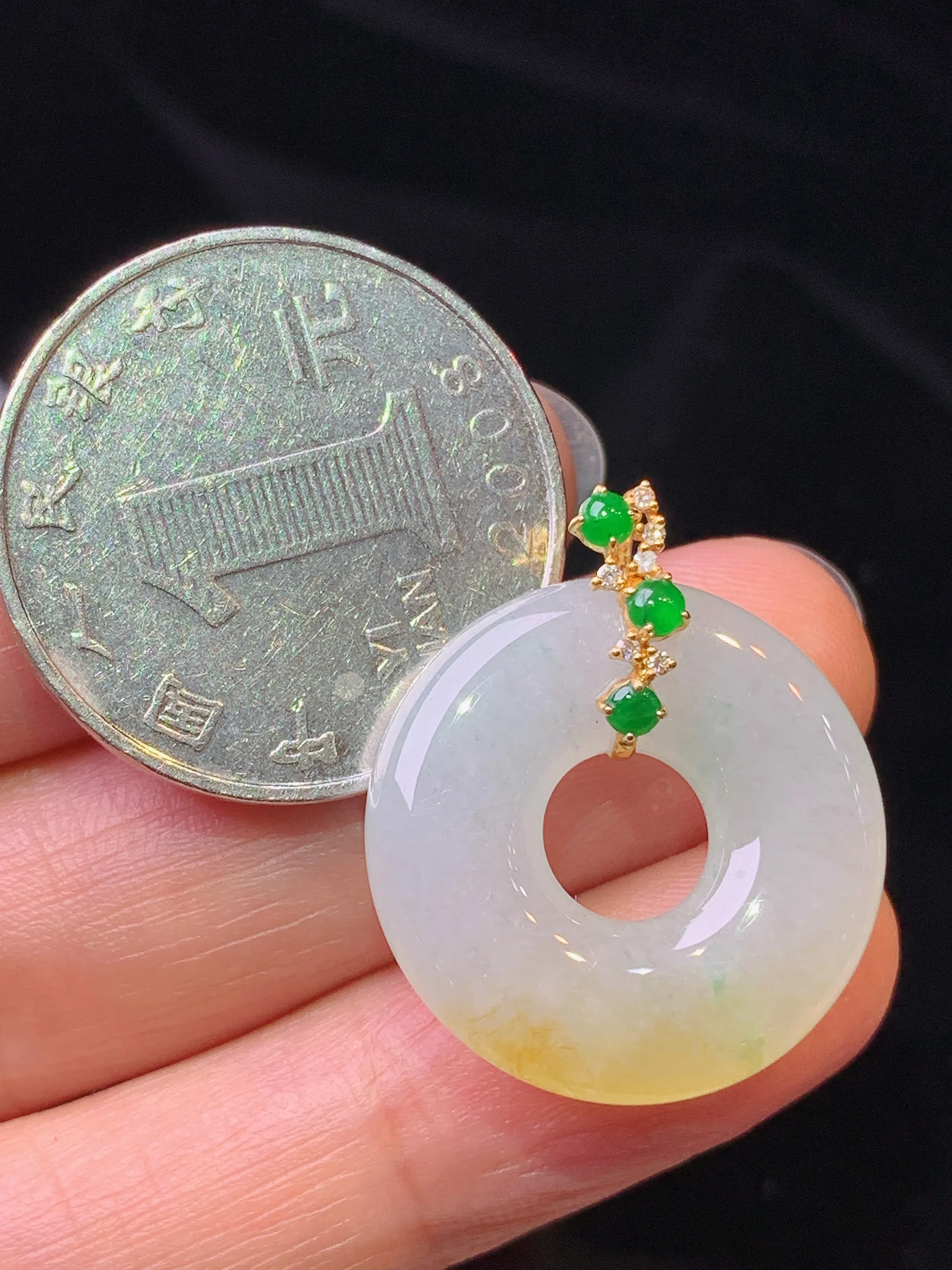 18k金钻镶嵌飘黄翡平安环吊坠 玉质细腻 色泽艳丽清新 整体尺寸26*22*5