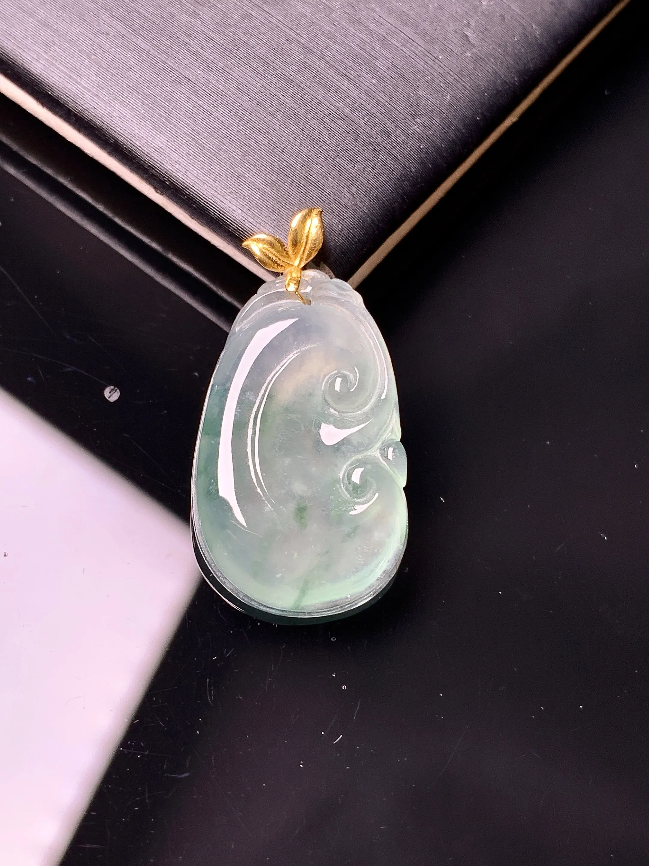 18k金镶嵌吊坠 玉质细腻 色泽艳丽清新 整体尺寸26.7*14.2*3.8