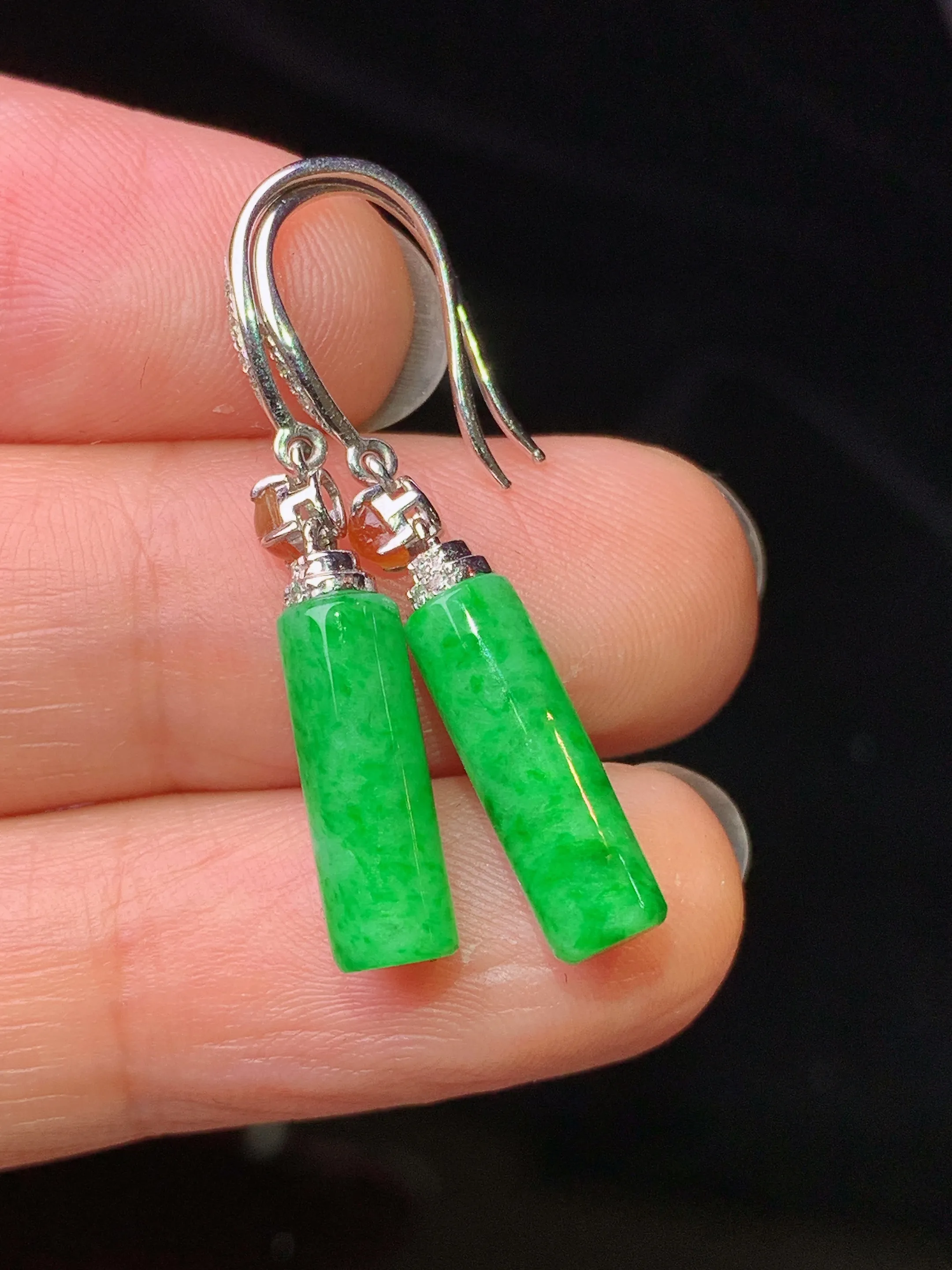 18k金钻镶嵌翠绿玉柱耳坠 玉质细腻 色泽艳丽清新 整体尺寸31*4.8