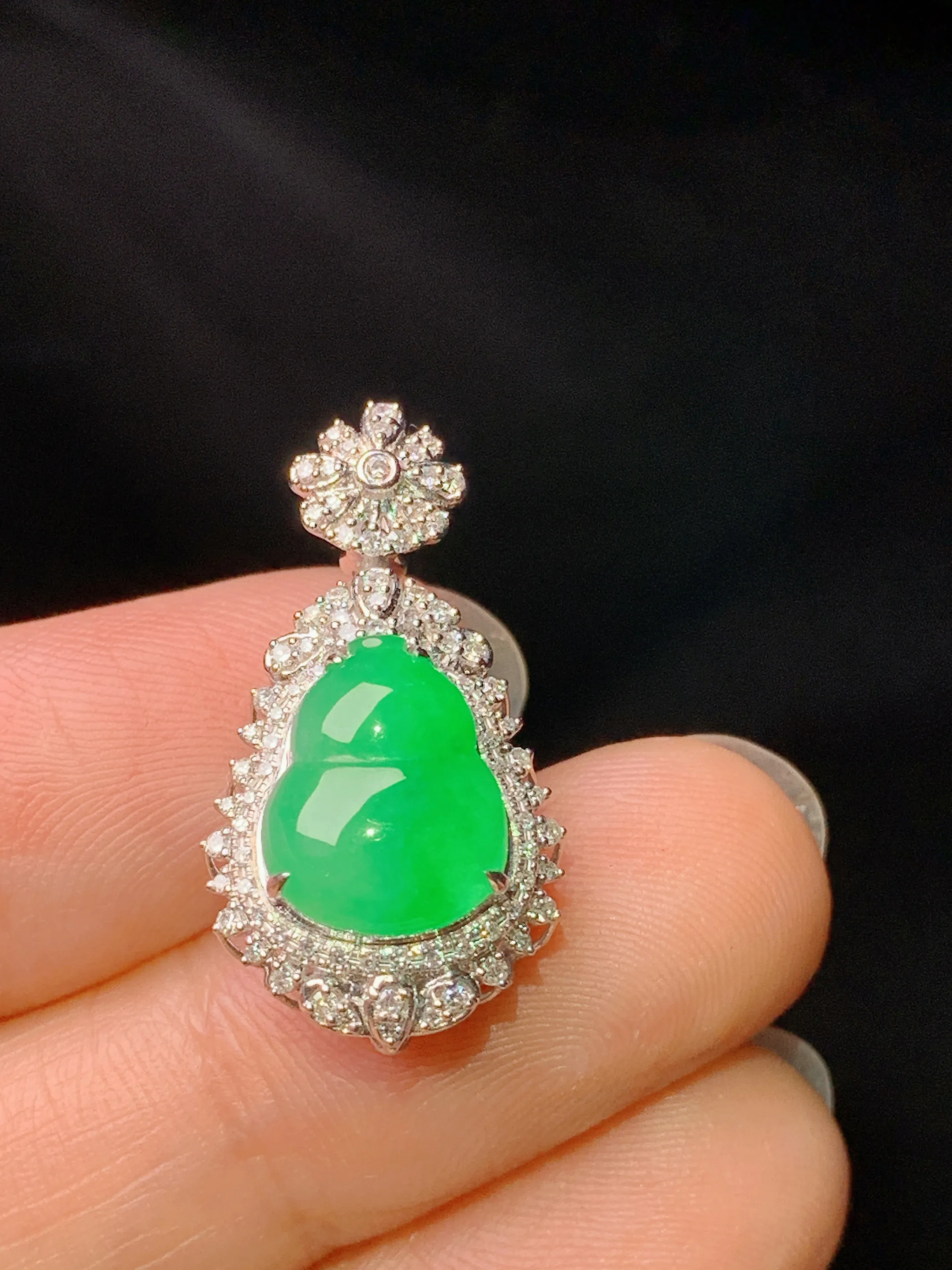 18k金钻镶嵌翠绿葫芦吊坠 玉质细腻 色泽艳丽清新 整体尺寸24.8*13.3*10.2