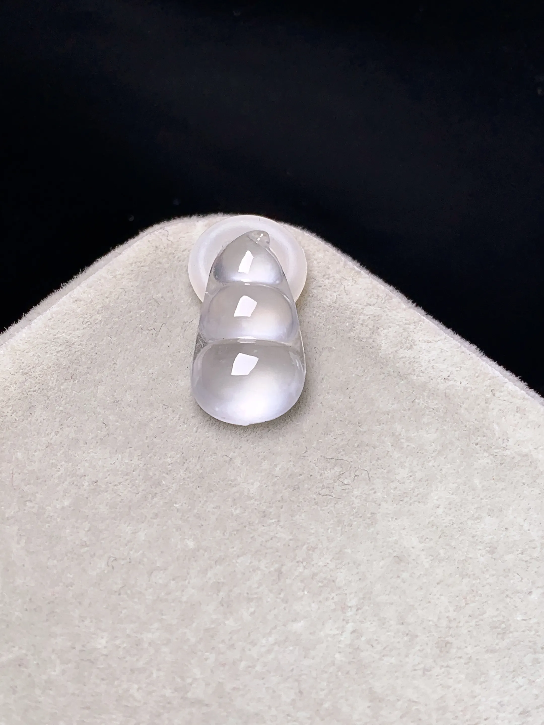 冰种四季豆吊坠 玉质细腻 色泽艳丽清新 整体尺寸15.2*8.3*4