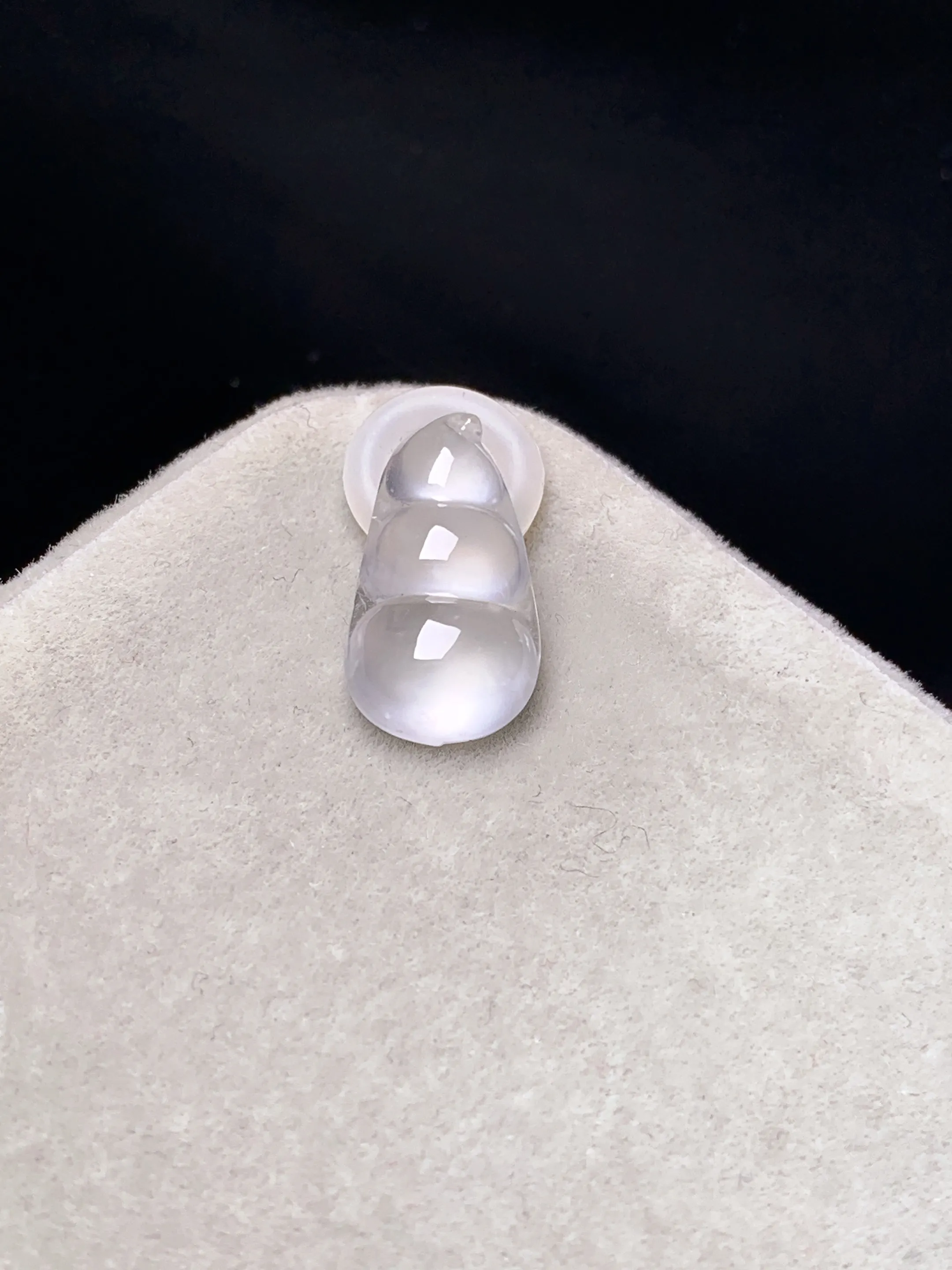 冰种四季豆吊坠 玉质细腻 色泽艳丽清新 整体尺寸15.2*8.3*4