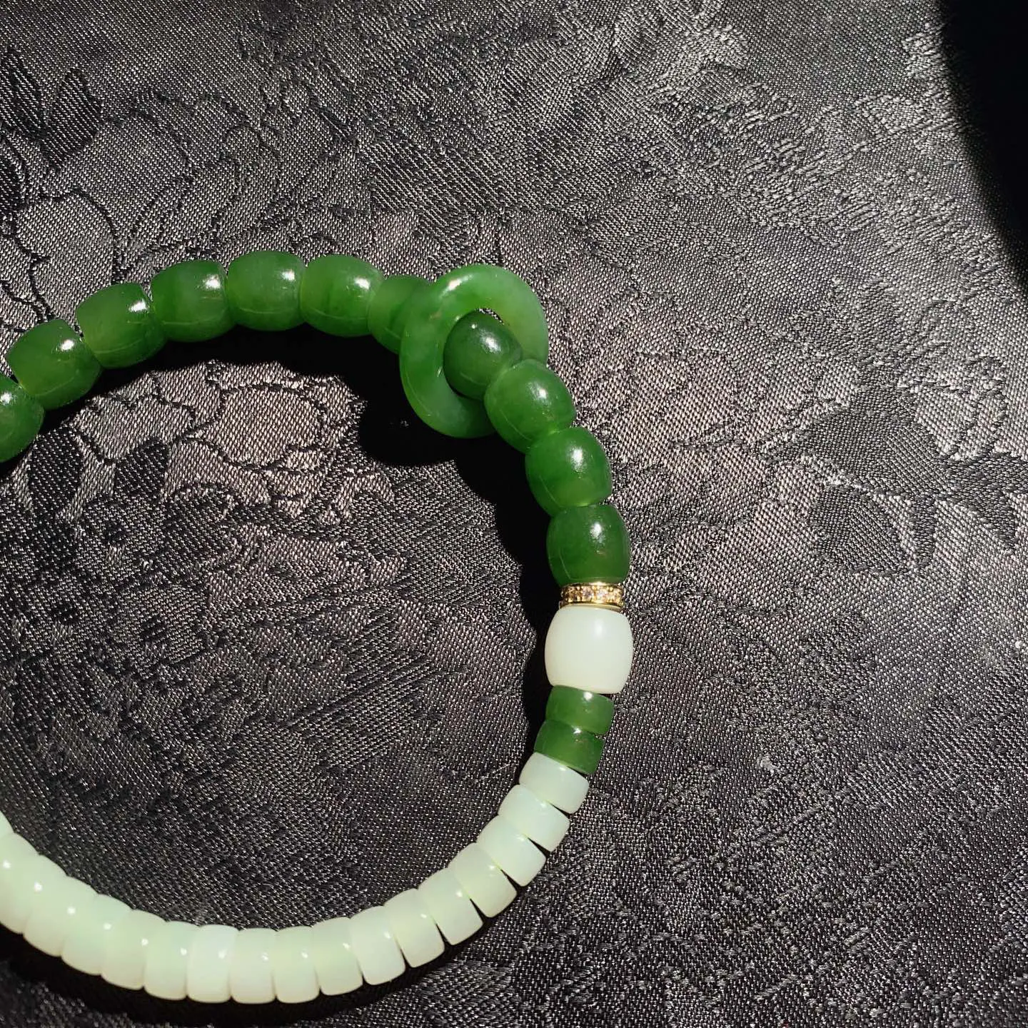 和田玉鲜阳绿俄罗斯碧玉直切手串 单颗尺寸7/8重21克。玉质细腻油润。手推出油。佩戴高端典雅。lt260206