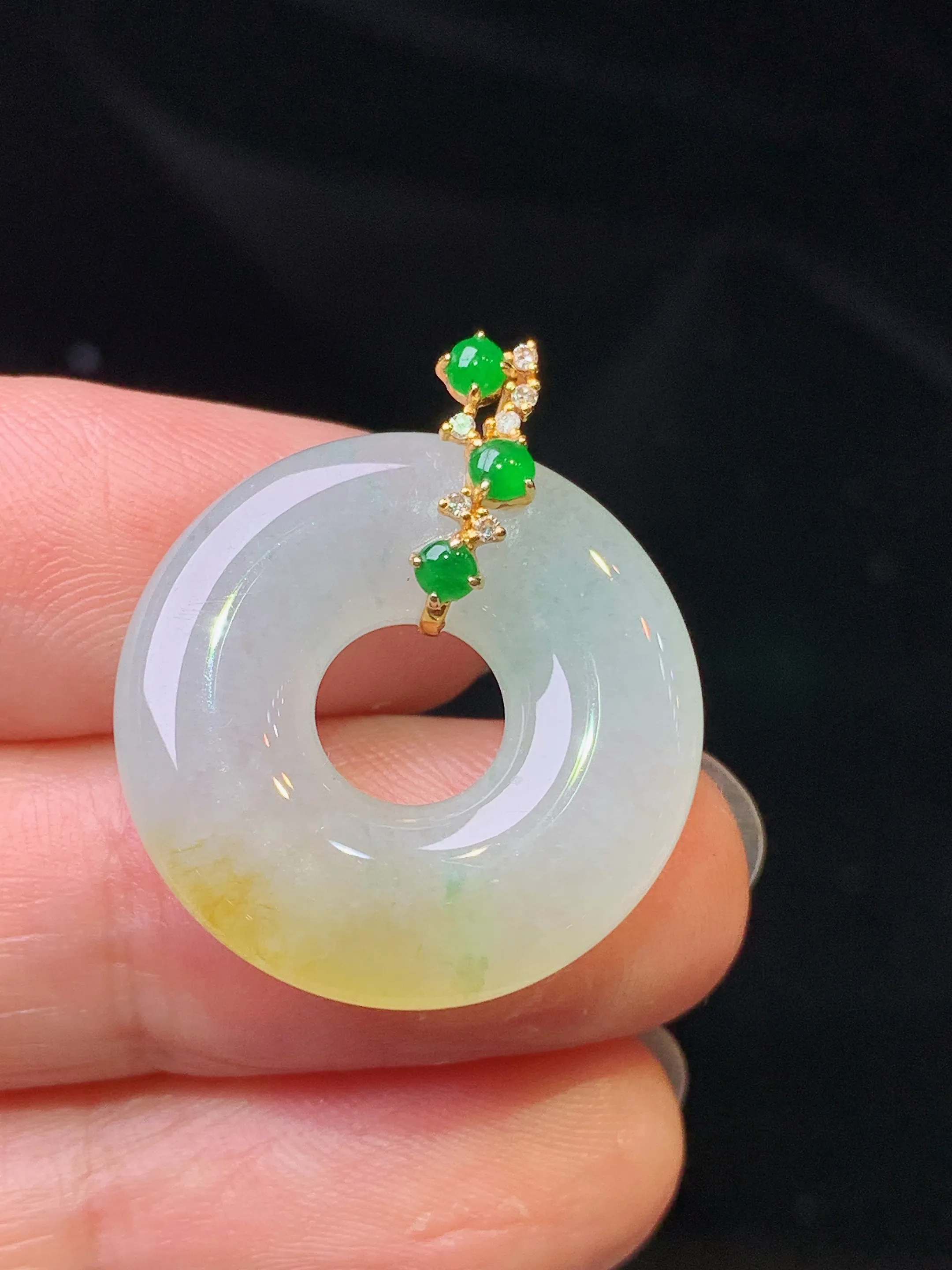 18k金钻镶嵌飘黄翡平安环吊坠 玉质细腻 色泽艳丽清新 整体尺寸26*22*5