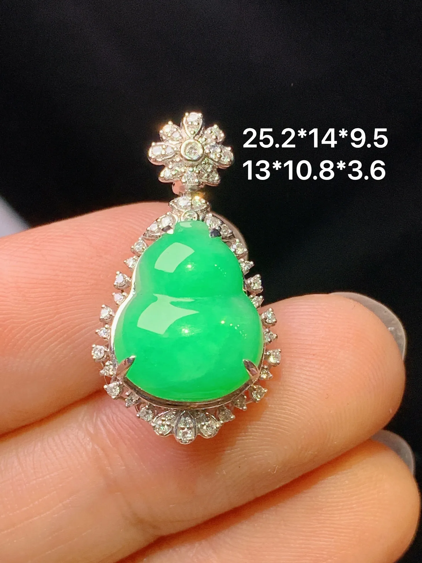 18k金钻镶嵌翠绿葫芦吊坠 玉质细腻 色泽艳丽清新 整体尺寸25.2*14*9.5