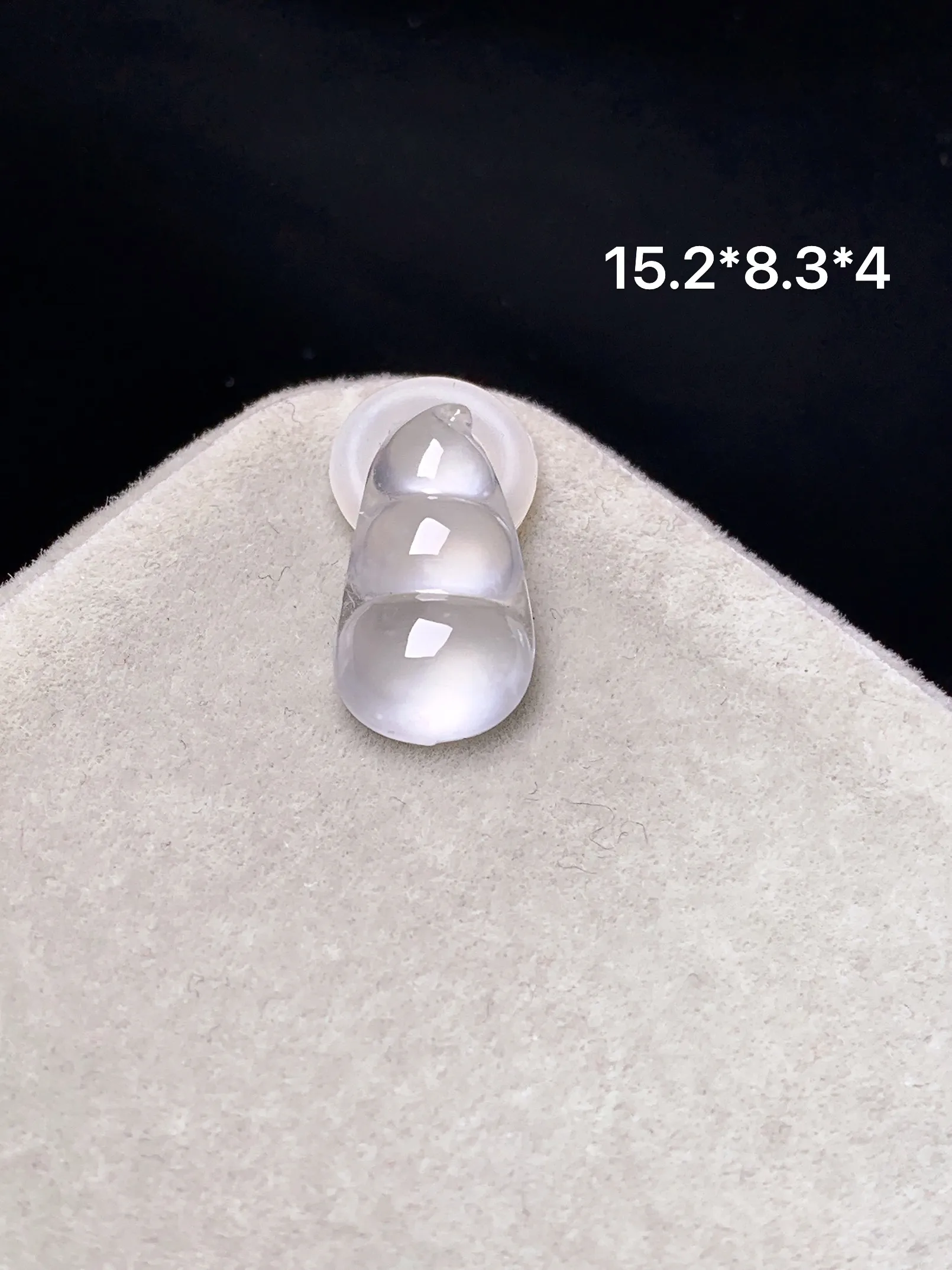 冰种四季豆吊坠 玉质细腻 色泽艳丽清新 整体尺寸15.2*8.3*4