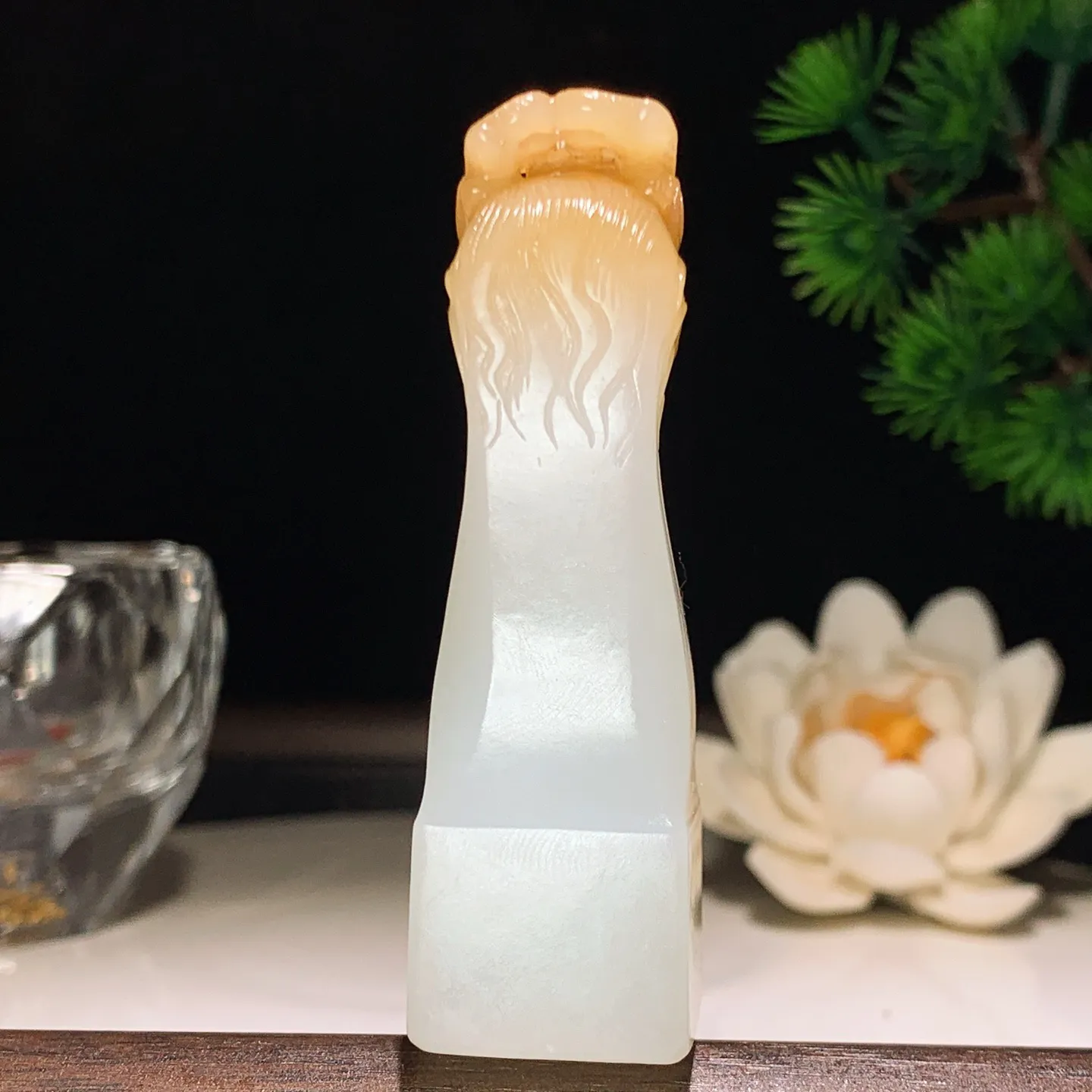 新疆和田玉羊脂白且末糖龙佑一方印章 尺寸69/20/20重55克。玉质细腻油润。手推出油。佩戴高端典雅。lt260207