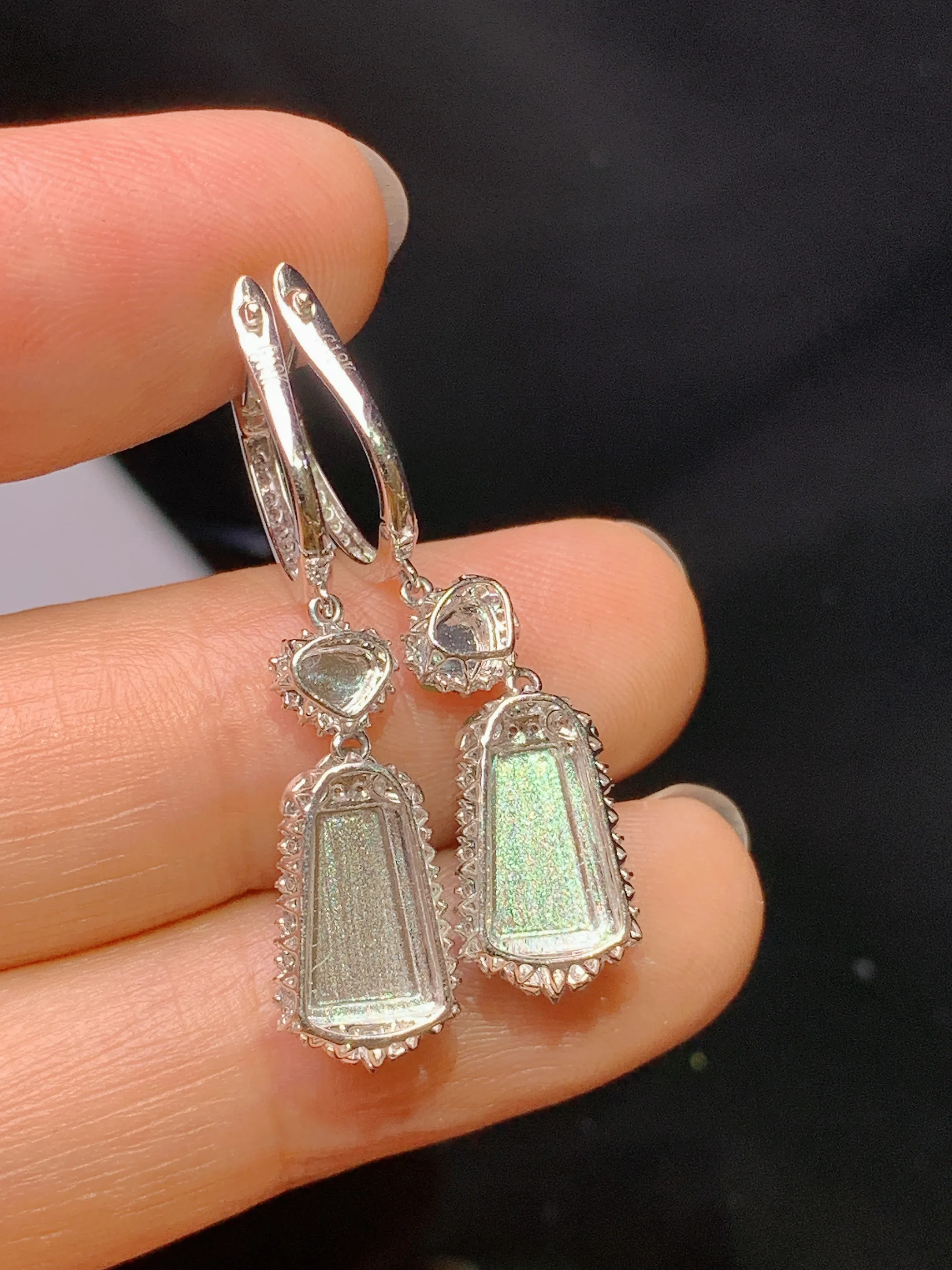 18k金钻镶嵌满绿无事牌耳坠 玉质细腻 色泽艳丽清新 整体尺寸31*8*5.2