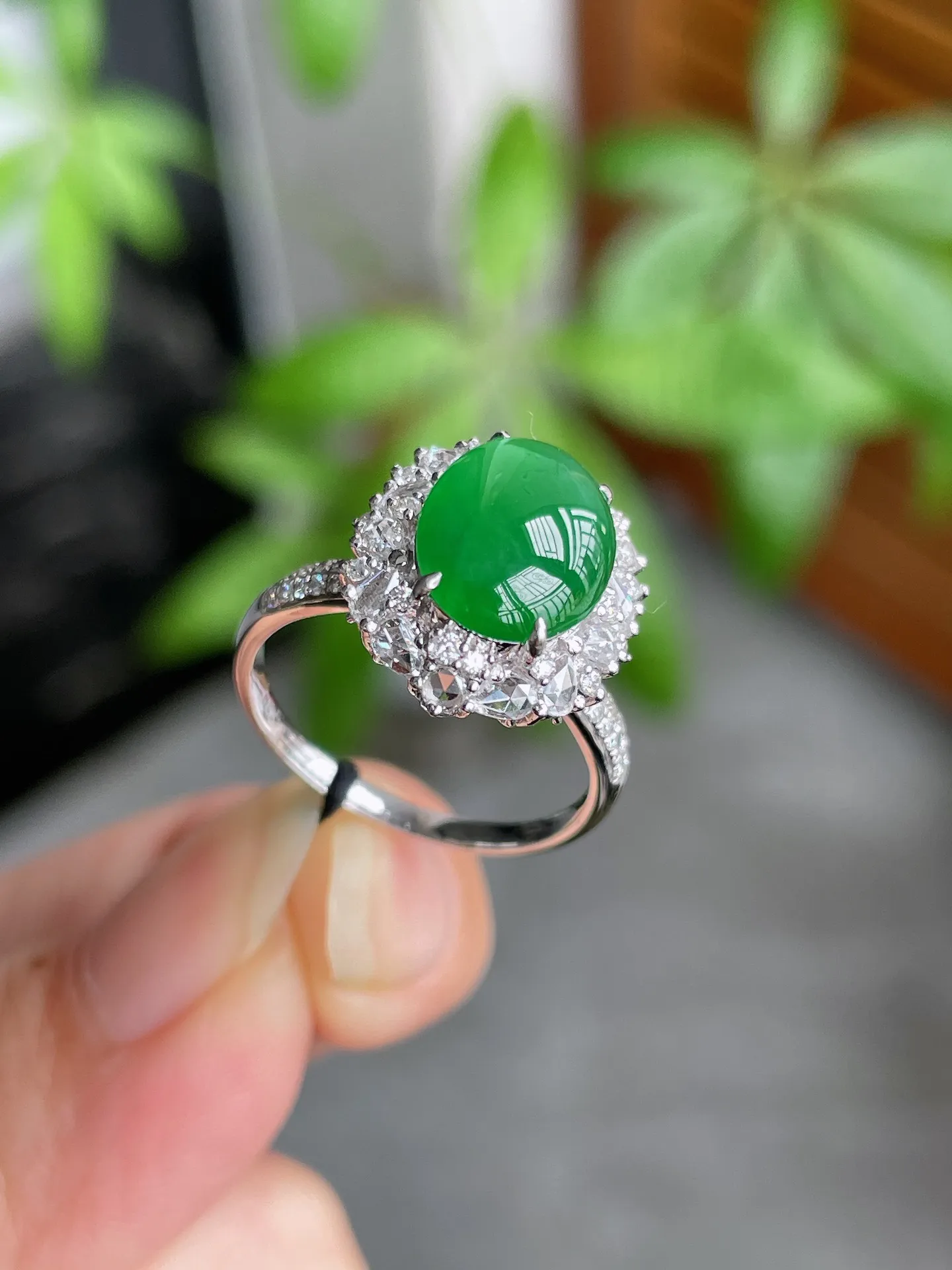 18k金钻豪镶冰绿蛋戒指
裸石10.2-8.3-3mm
S51