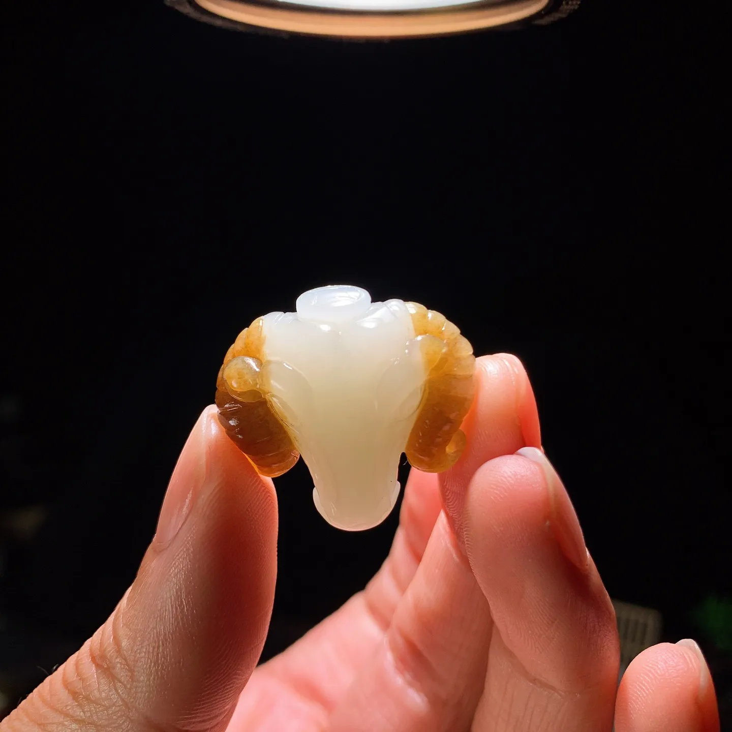 新疆和田玉羊脂白且末糖羊头挂件 尺寸26/28/11重10克。玉质细腻油润。手推出油。佩戴高端典雅。lt260207