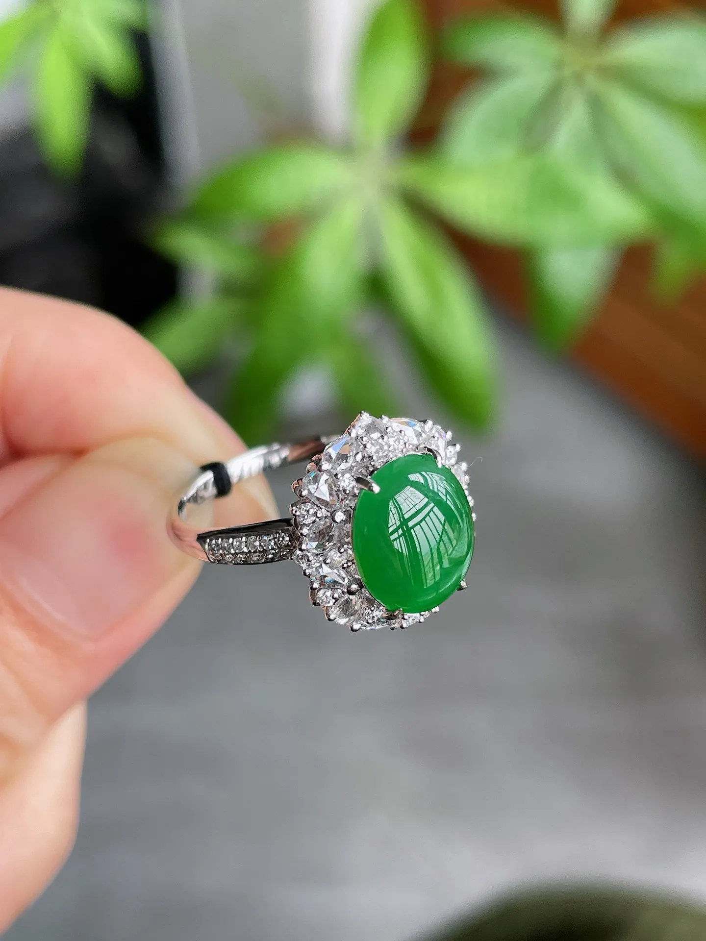 18k金钻豪镶冰绿蛋戒指
裸石10.2-8.3-3mm
S51