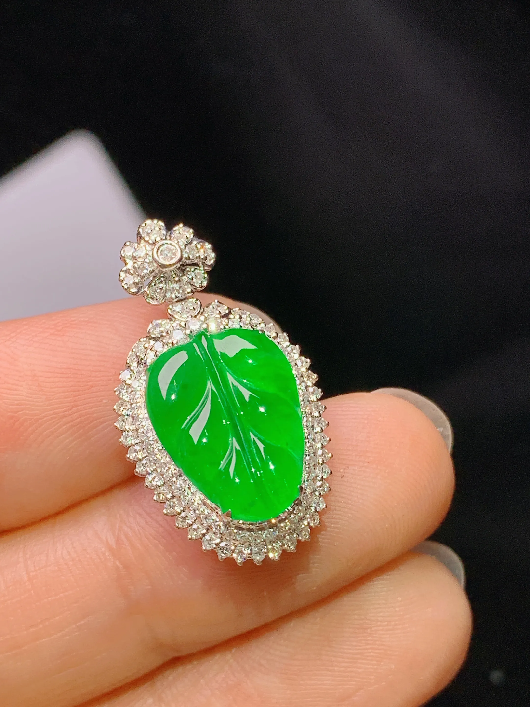 18k金钻镶嵌满绿树叶吊坠 玉质细腻 色泽艳丽清新 整体尺寸25.5*14.3*8.8