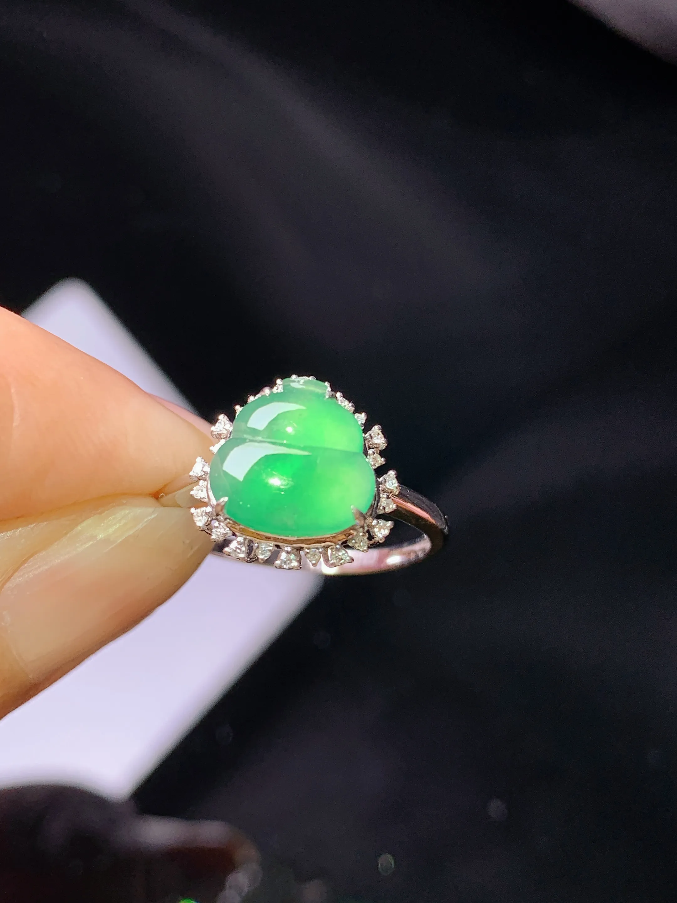 18k金钻镶嵌翠绿葫芦戒指 玉质细腻 色泽艳丽清新 圈口12.5 整体尺寸11.5*12*7