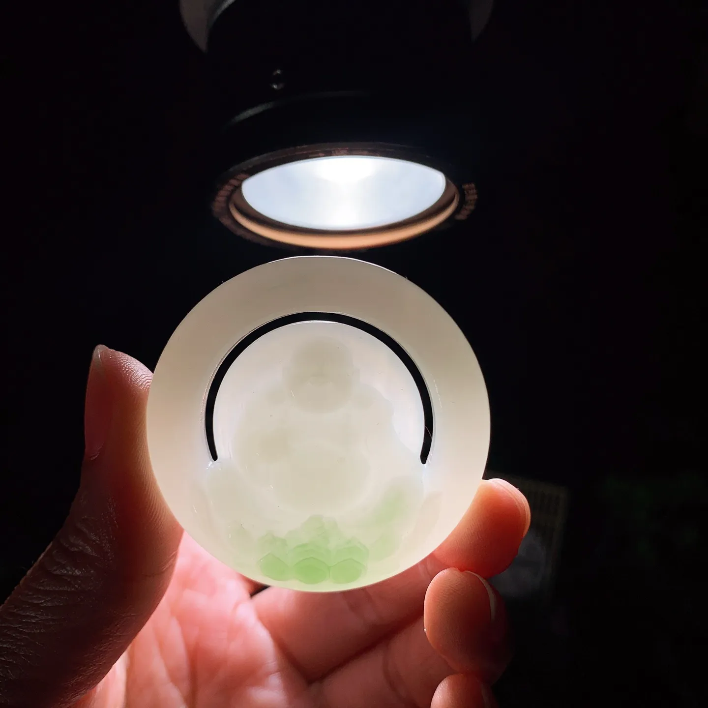 和田玉青海翠翠青佛引福来圆牌挂件 尺寸47/9重32克。玉质细腻油润。手推出油。佩戴高端典雅。lt260207