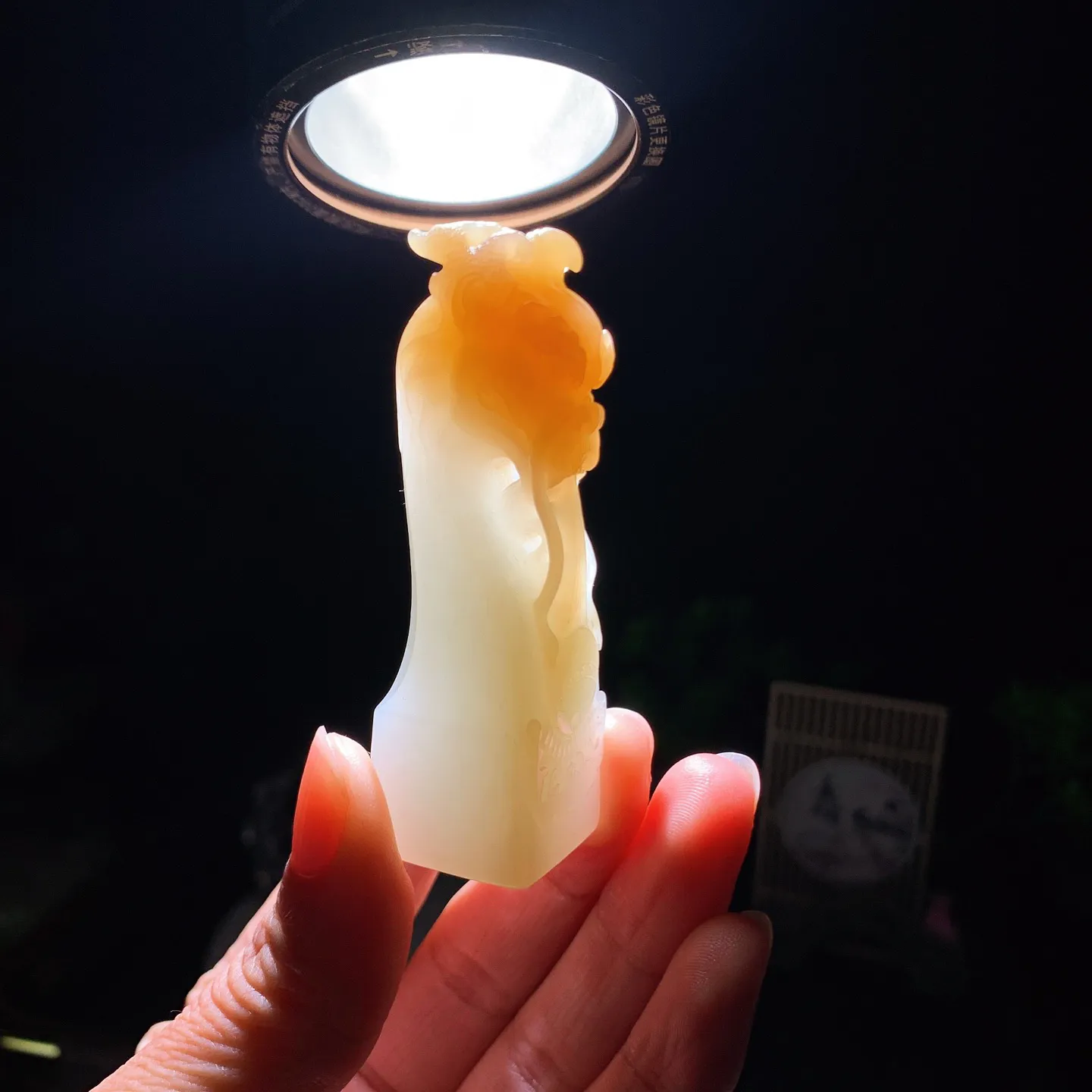 新疆和田玉羊脂白且末糖龙佑一方印章 尺寸69/20/20重55克。玉质细腻油润。手推出油。佩戴高端典雅。lt260207