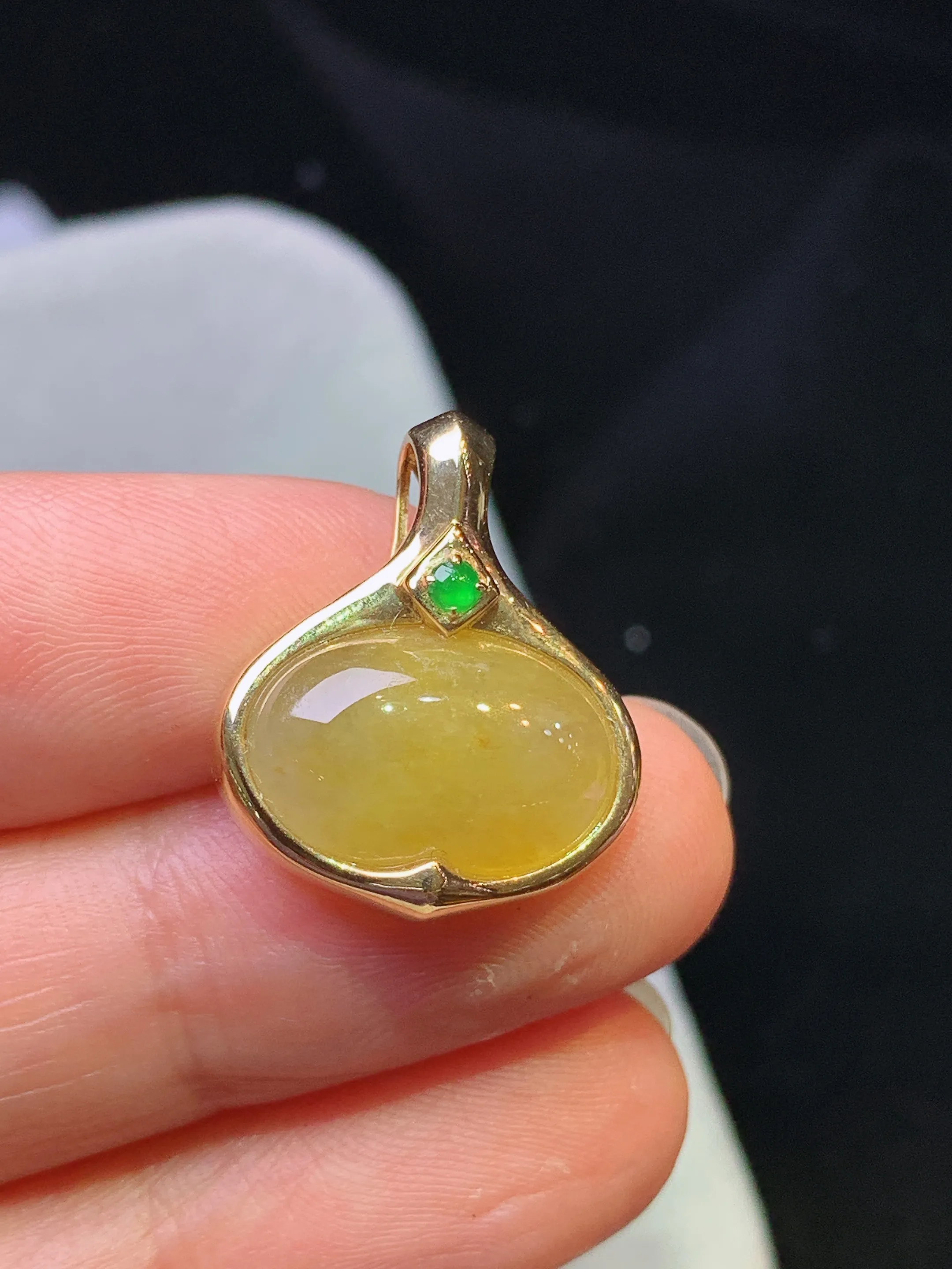 18k金黄翡心形蛋面镶嵌吊坠 玉质细腻 色泽艳丽清新 整体尺寸21*17.5*6