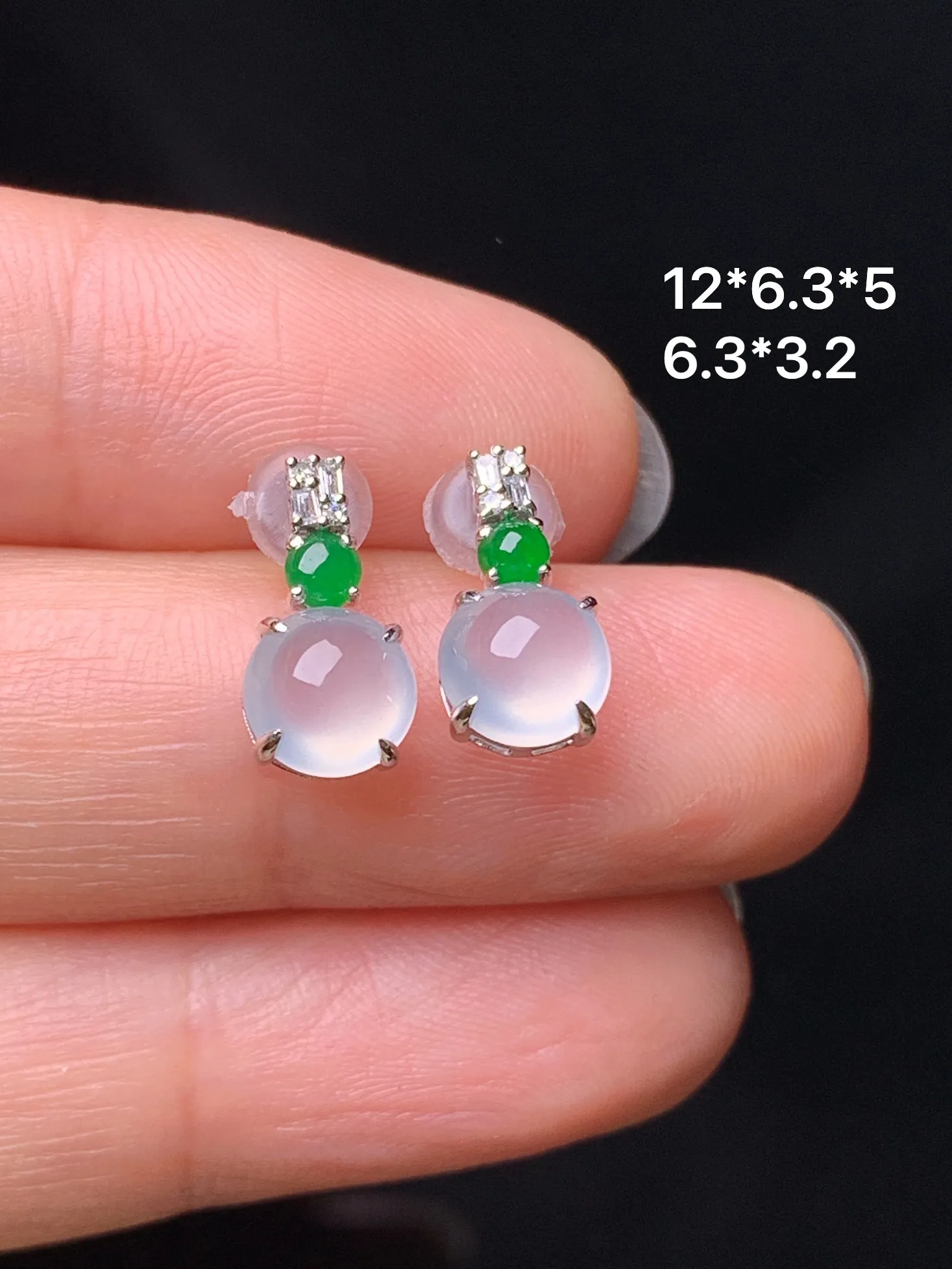 18k金钻镶嵌冰种蛋面耳钉 玉质细腻 色泽艳丽清新 整体尺寸12*6.3*5