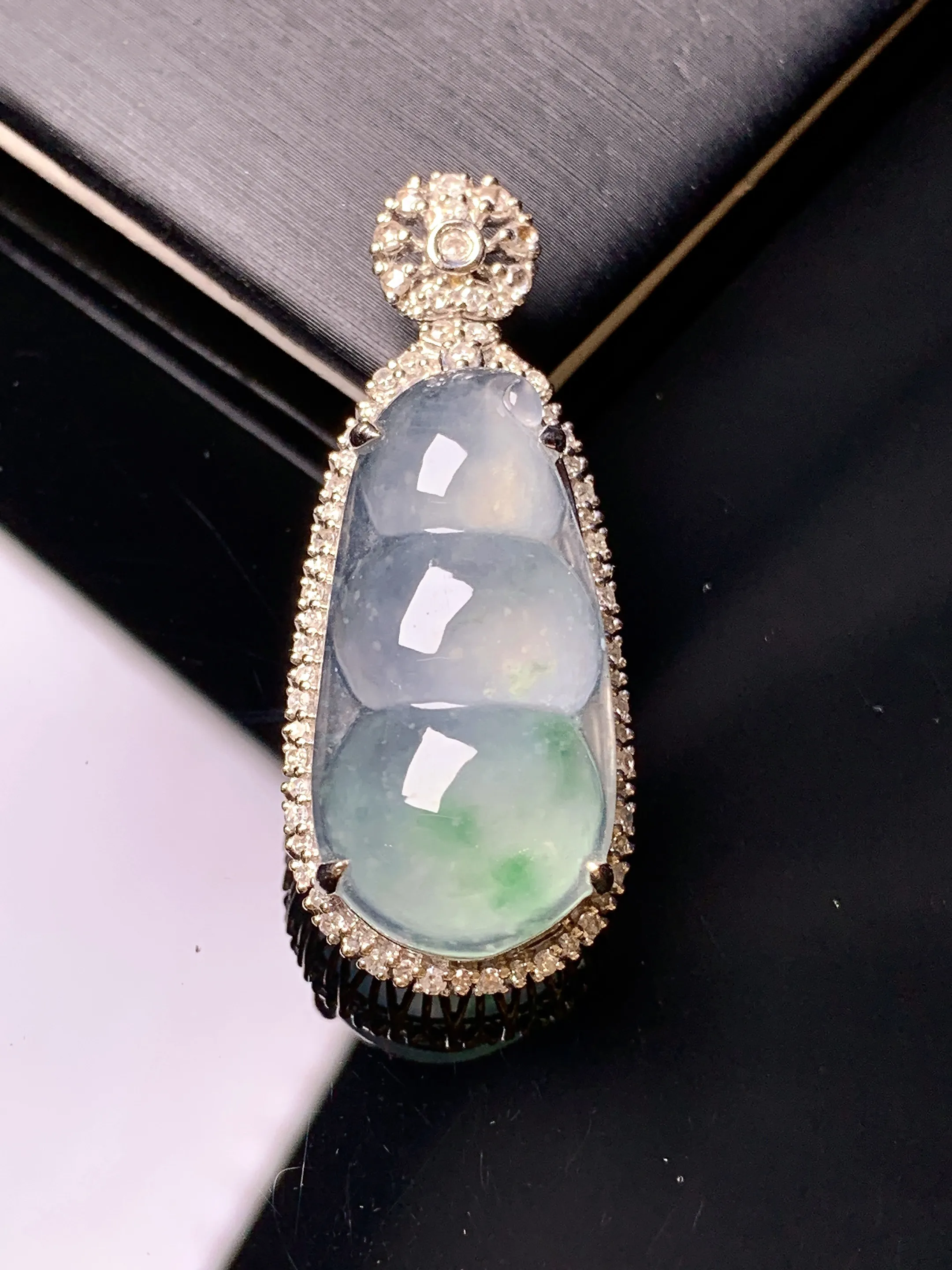 18k金钻镶嵌冰种四季豆吊坠 玉质细腻 色泽艳丽清新 整体尺寸37.6*15.5*10.8