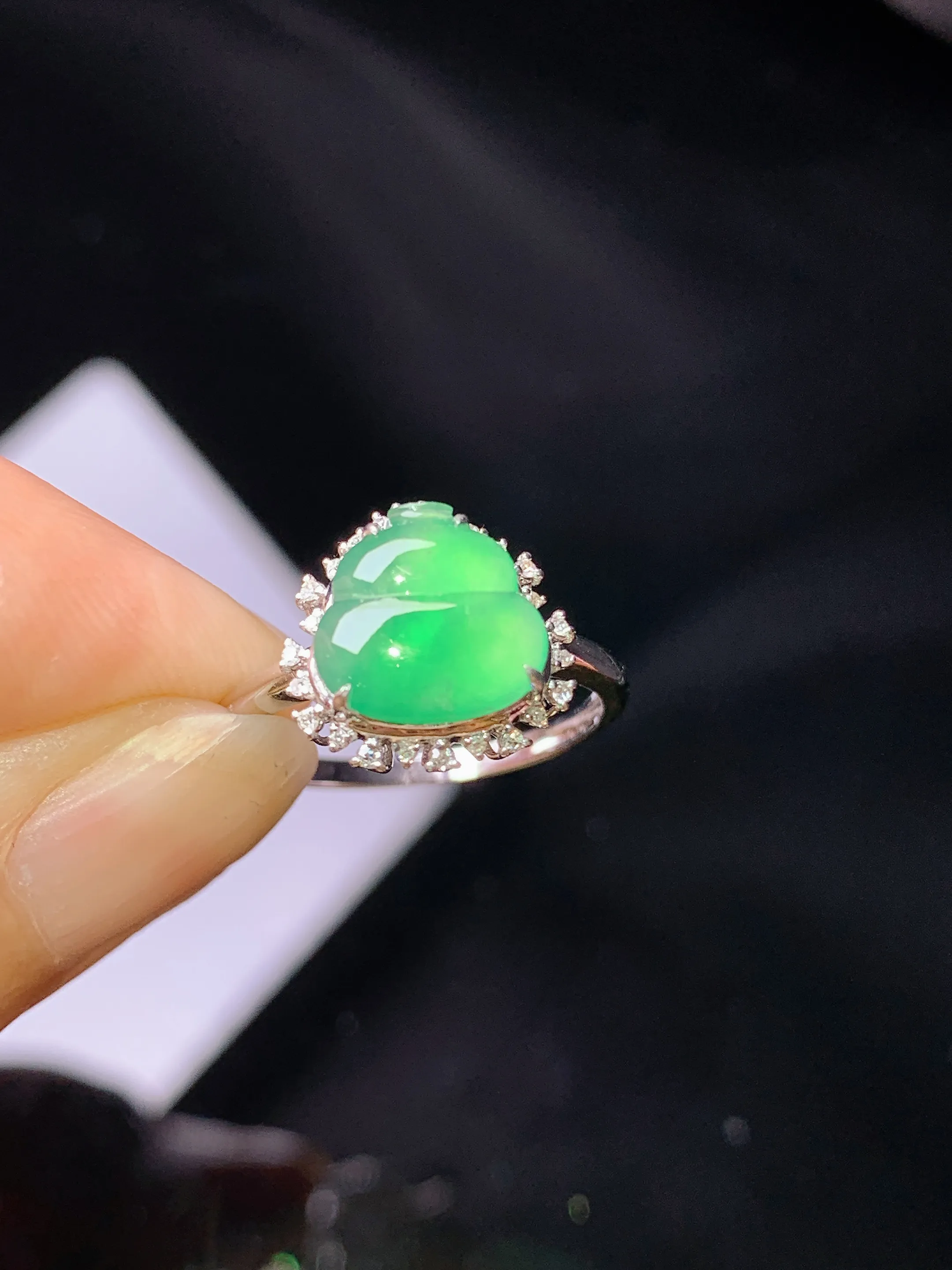 18k金钻镶嵌翠绿葫芦戒指 玉质细腻 色泽艳丽清新 圈口12.5 整体尺寸11.5*12*7