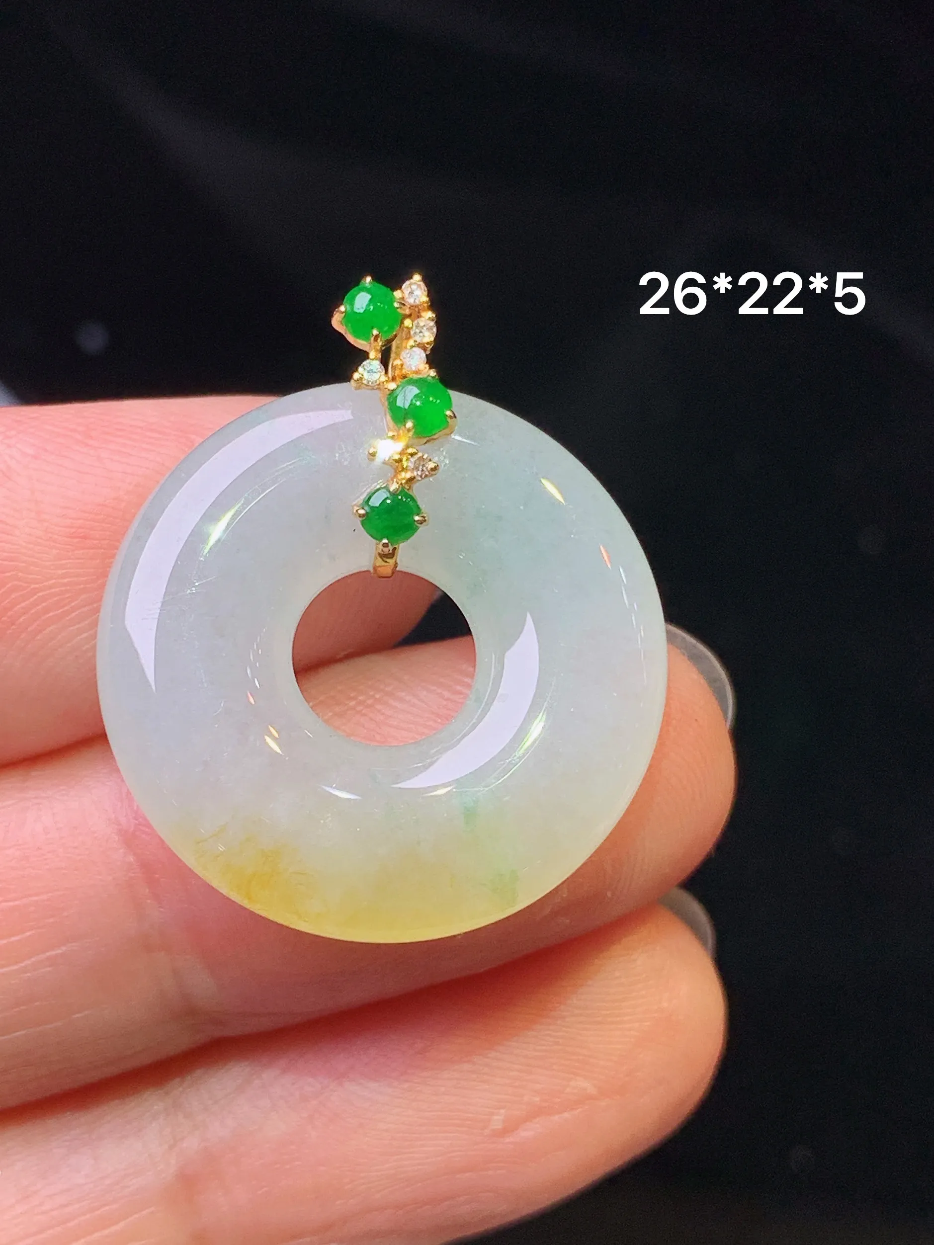 18k金钻镶嵌飘黄翡平安环吊坠 玉质细腻 色泽艳丽清新 整体尺寸26*22*5