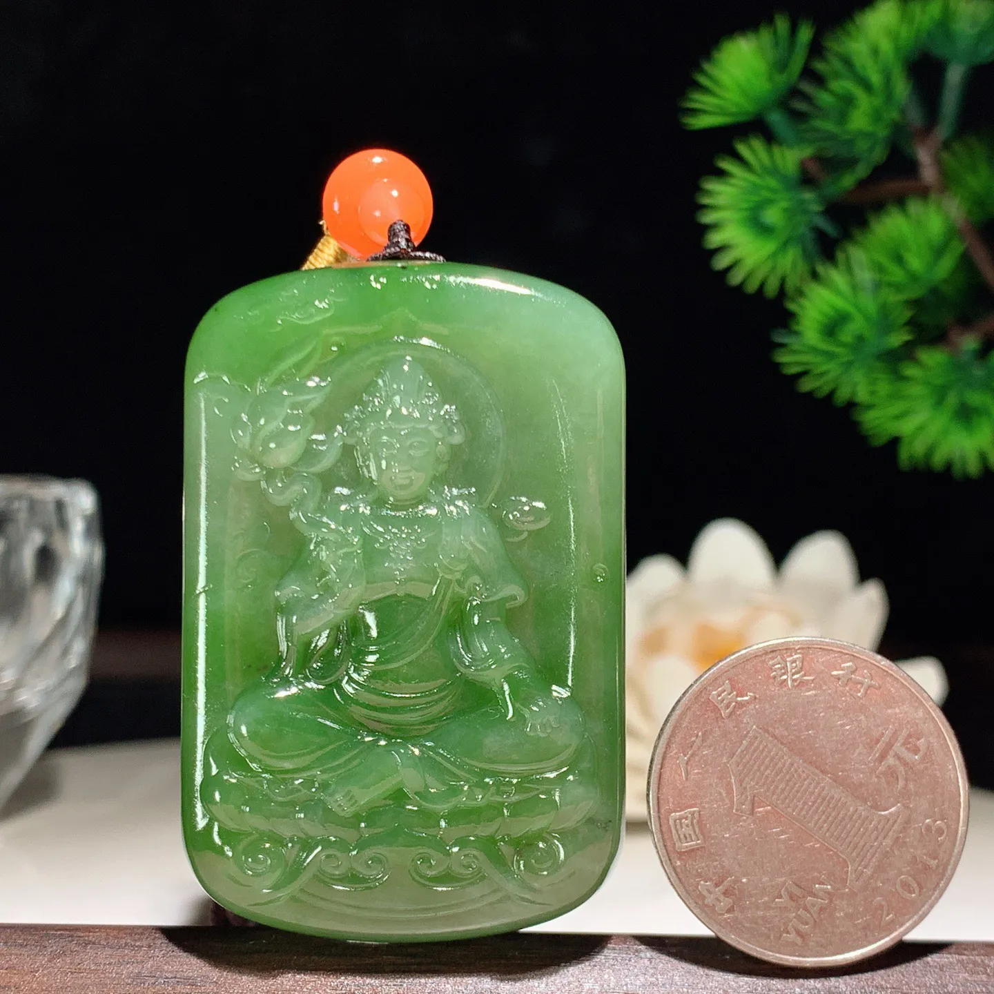 和田玉阳绿俄罗斯碧玉观音挂件。尺寸52/34/12重55.5克。玉质细腻油润。手推出油。佩戴高端典雅。lt260206