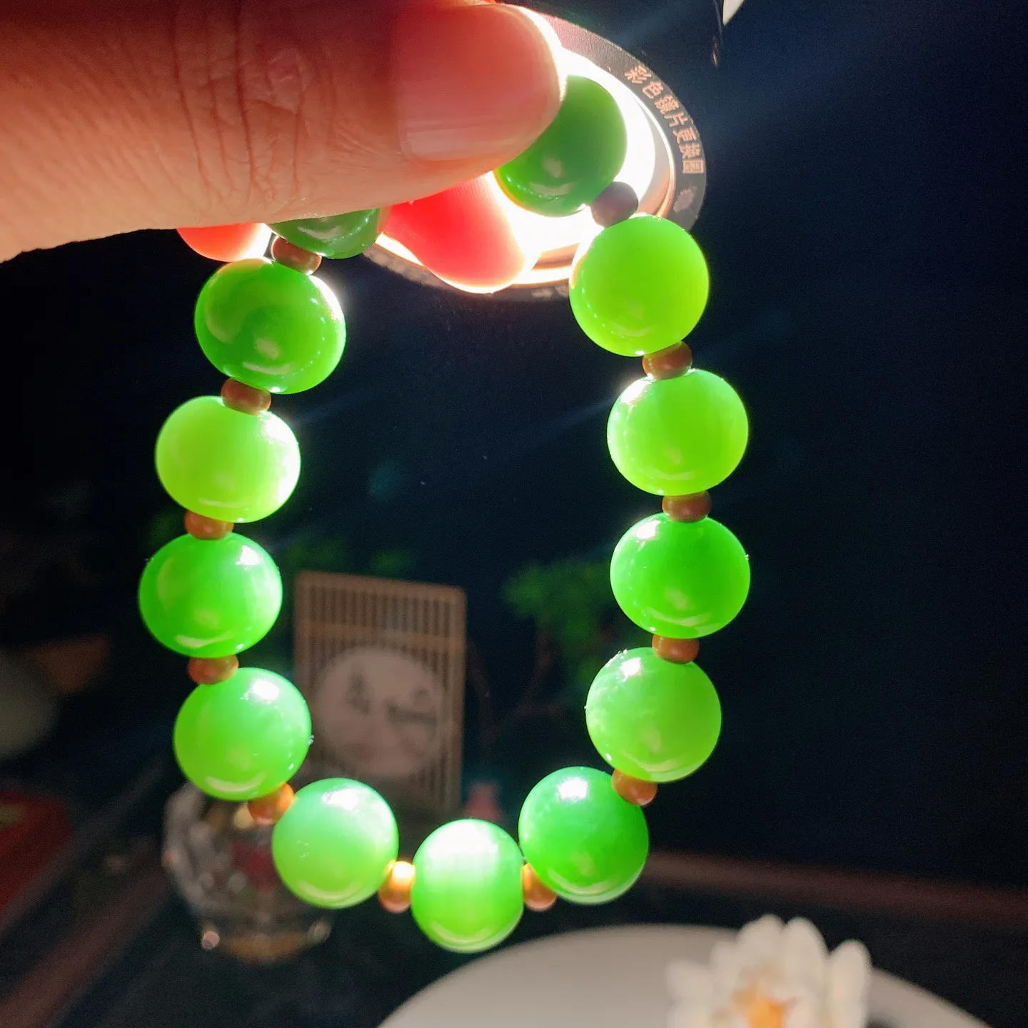 和田玉鲜阳绿俄罗斯碧玉苹果珠手串 单颗尺寸12/14重62克。玉质细腻油润。手推出油。佩戴高端典雅。lt260206