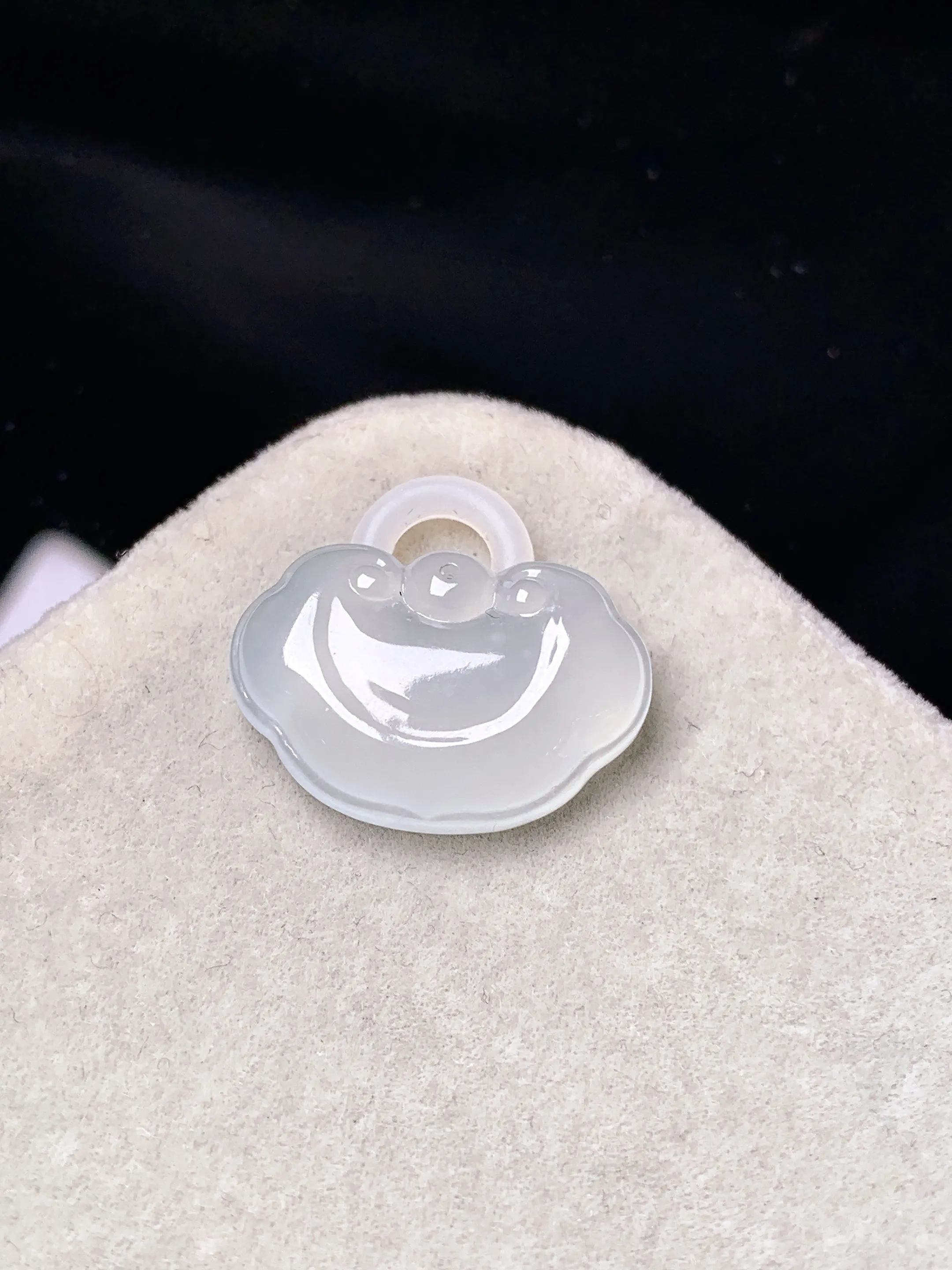 冰种如意吊坠 玉质细腻 色泽艳丽清新 整体尺寸13.5*20*4.5