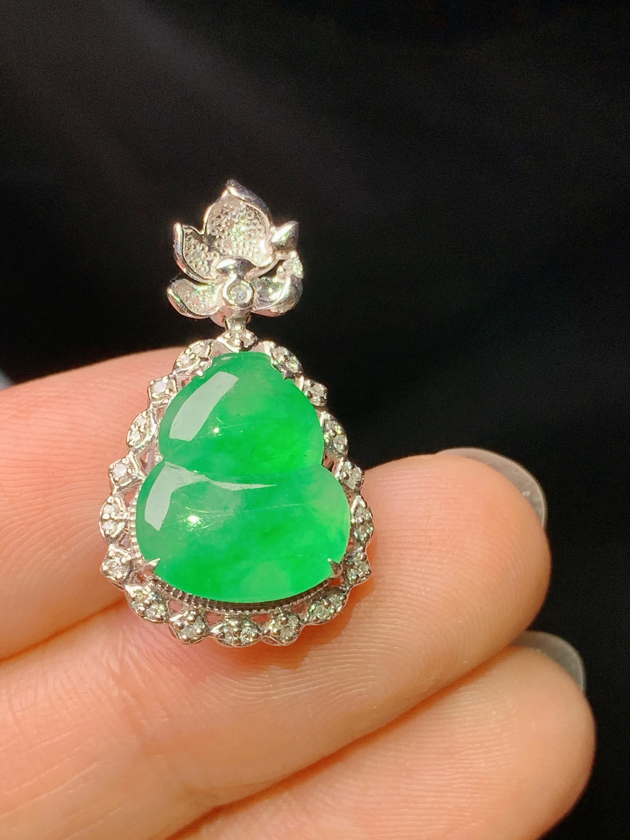 18k金钻镶嵌翠绿葫芦吊坠 玉质细腻 色泽艳丽清新 整体尺寸25.2*14.5*7.7