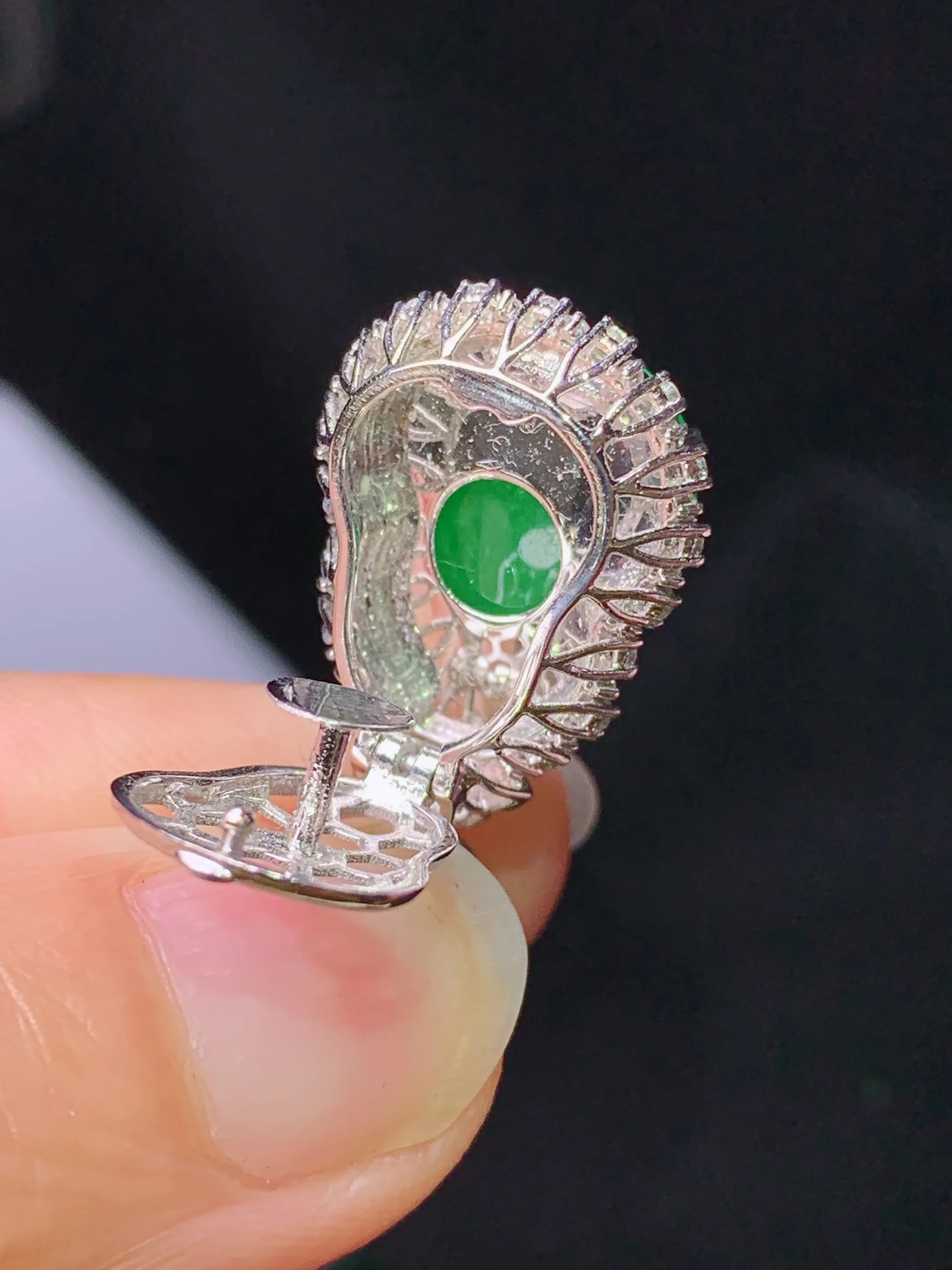 18k金钻镶嵌满绿葫芦吊坠 玉质细腻 色泽艳丽清新 整体尺寸28.3*15.8*11.6