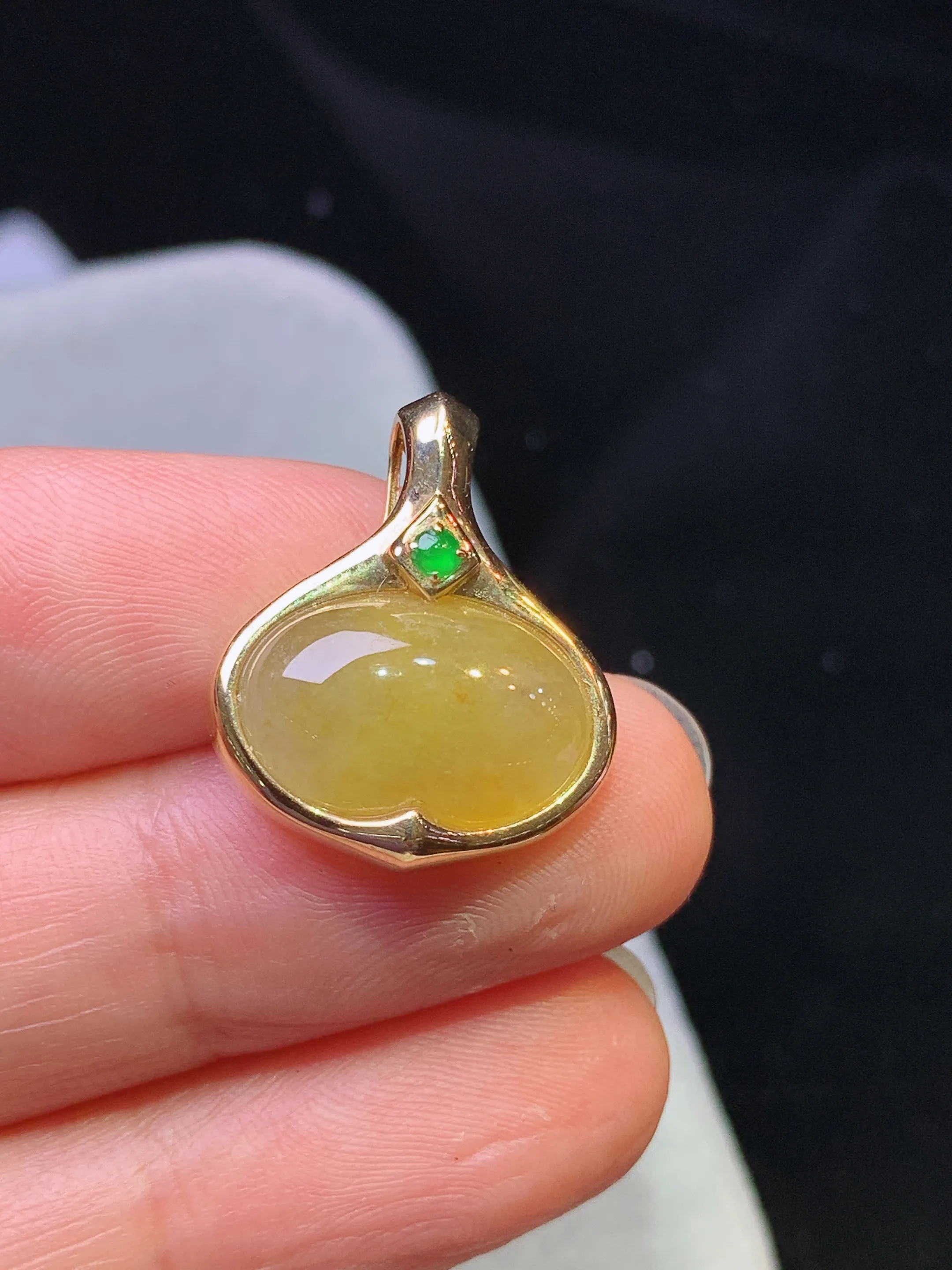 18k金黄翡心形蛋面镶嵌吊坠 玉质细腻 色泽艳丽清新 整体尺寸21*17.5*6