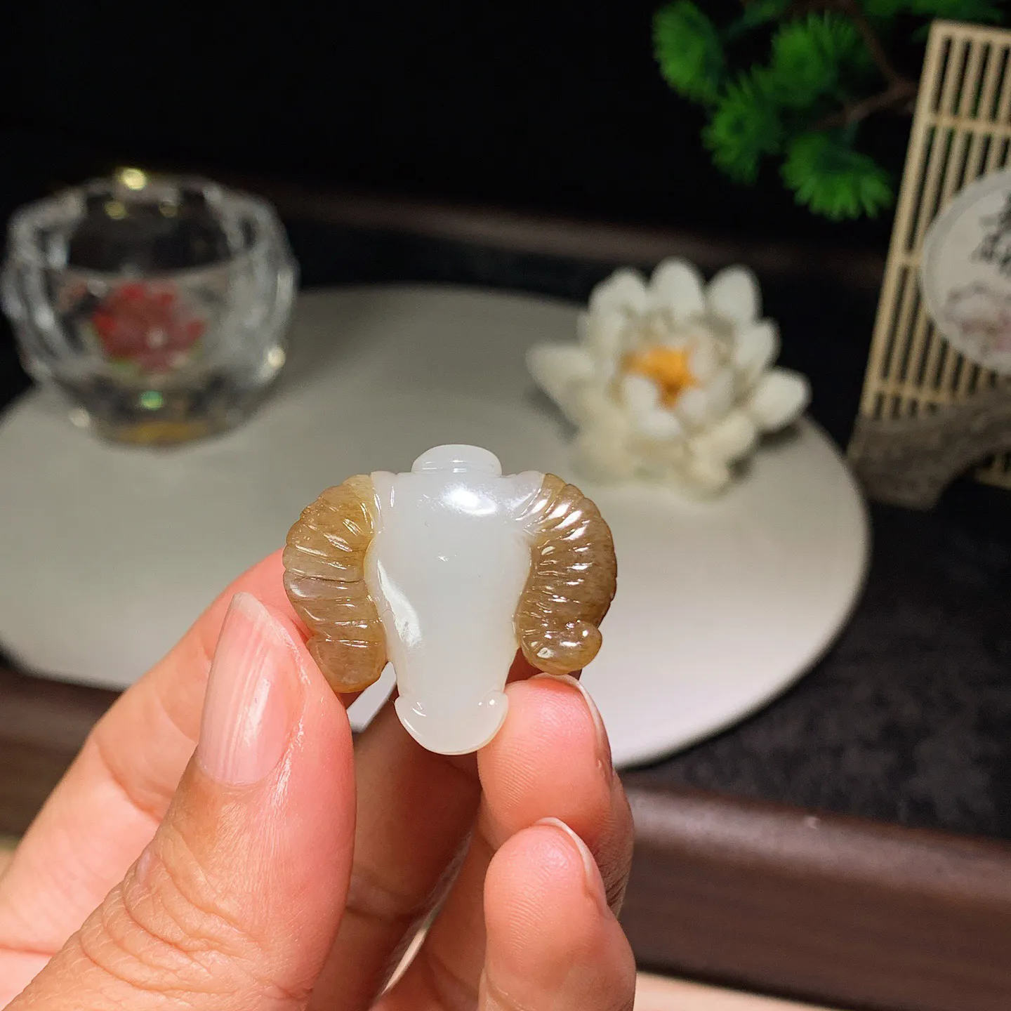 新疆和田玉羊脂白且末糖羊头挂件 尺寸26/28/11重10克。玉质细腻油润。手推出油。佩戴高端典雅。lt260207