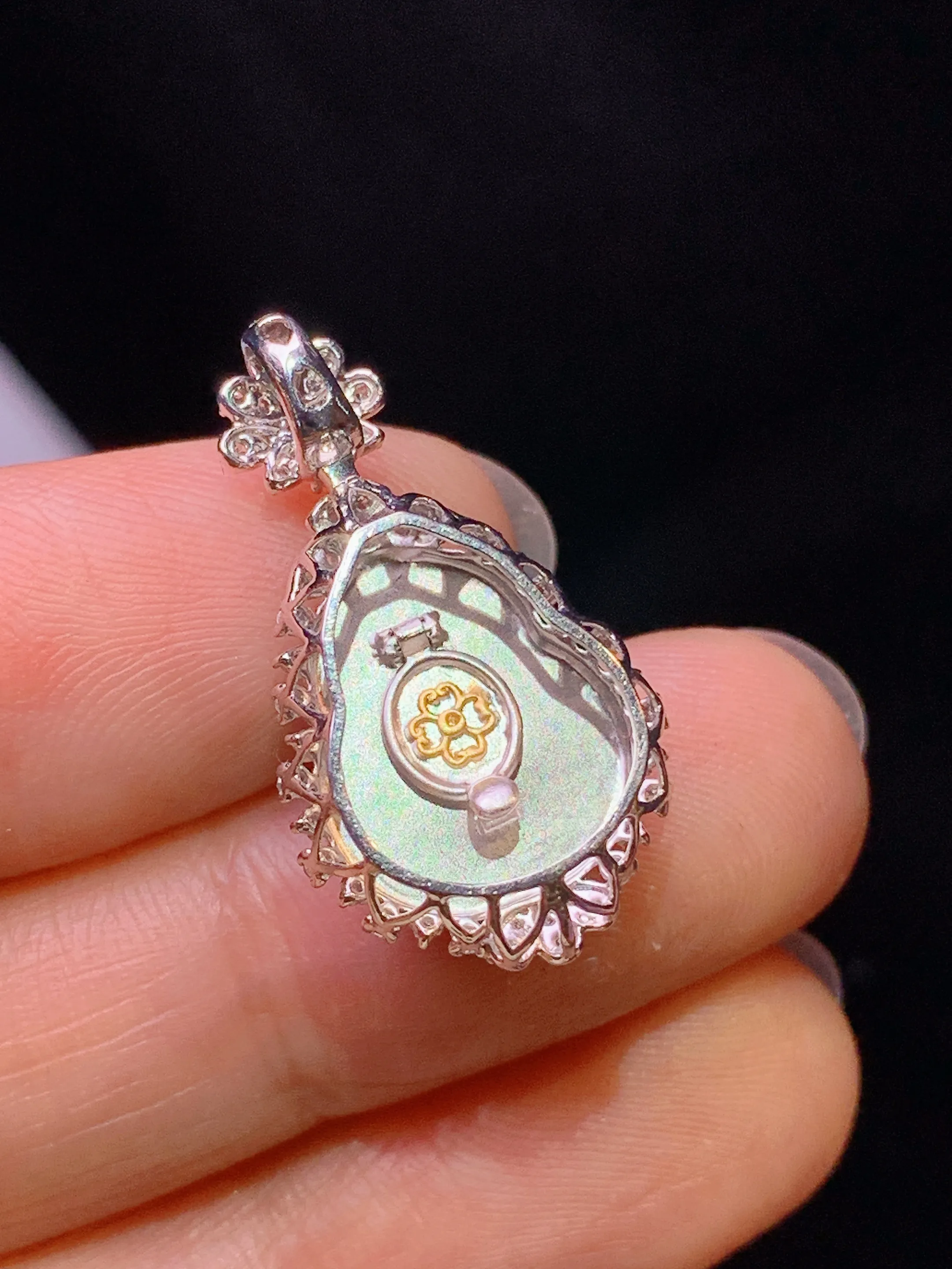 18k金钻镶嵌翠绿葫芦吊坠 玉质细腻 色泽艳丽清新 整体尺寸25.2*14*9.5